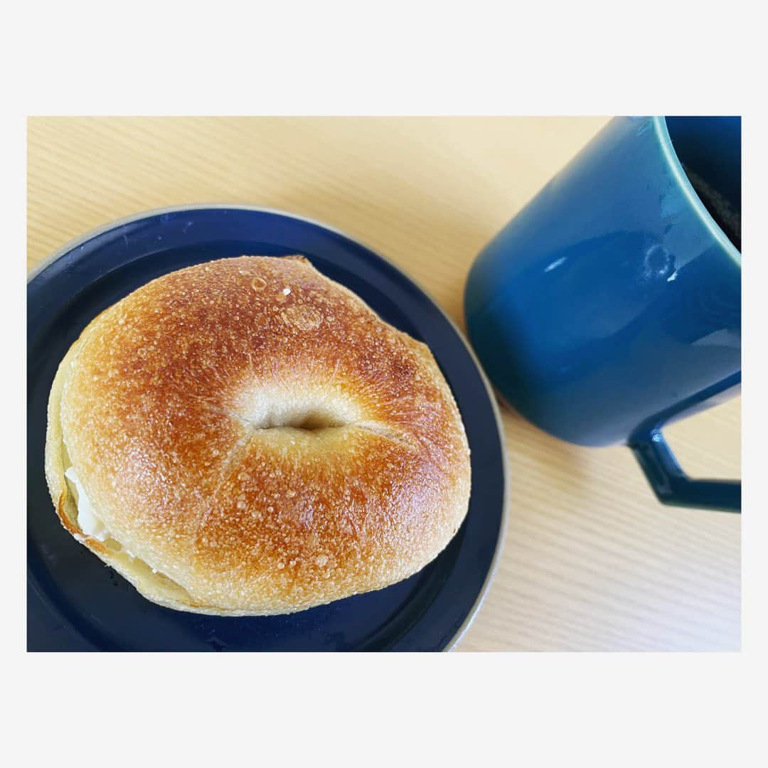 小川麻琴さんのインスタグラム写真 - (小川麻琴Instagram)「@lotus_baguette さんの塩バターベーグル🥯  小ぶりだったけど、 生地がムギュムギュと噛み応えがあって、塩とバターのバランスも丁度よくて美味しかったぁ🥰  #ロータスバゲット  #塩バター #ベーグル #まことパン #まことベーグル #パンスタグラム」6月7日 14時05分 - 1029_makoto