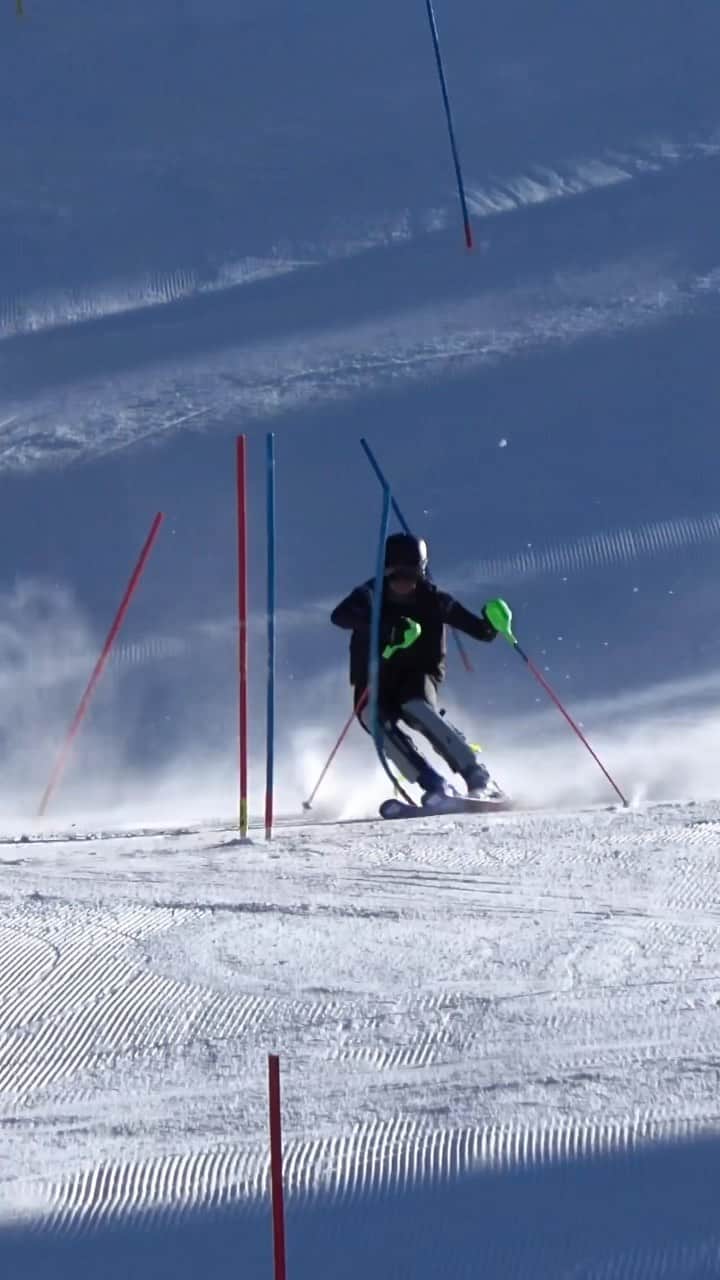 佐々木明のインスタグラム：「Alpine ski ⛷️  Slalom.  📍 @lovelandskiclub ,Colorado 🇺🇸   🎥 by @jimiomori @goskiamerica  去年12月怪我前の映像ですが 今シーズンは怪我なくキャリアハイを越えていけるよう頑張ります。頑張る事はとてもキツイなと思う事もあるんですけど、キツイ事をしている時はそれはそれはもおなんとも言えない幸せを感じます。 そんな時間に自分自身とても興奮しています。  #40isthenew20」