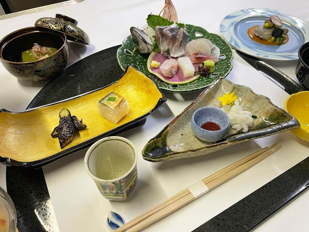 谷澤杏奈のインスタグラム：「🥢  今月のタイトルは、【芒種】です🌱  二十四節　気のひとつ　稲などの穀物の種まきの頃 ホタルの飛び交う季節  先付け　　　　　　国産 鱧 湯引き　　　　　　　　　　 　　　　　　　　　梅肉醤油  前菜　　　　　　　鮎棒寿司 　　　　　　　　　小茄子田楽  御椀　　　　　　　豆乳饅頭 枝豆 海老  お造り　　　　　　地魚 盛り合わせ あしらい  煮物　　　　　　　冬瓜 鶏肉スープ煮 茗荷  焼物　　　　　　　太刀魚塩焼き 　　　　　　　　　彩野菜 香味和え 　　　　　　　　　アメリケーヌソース  台の物　　　　　　農人たち 無農薬野菜鍋 国産ヒレ豚　白湯仕立て  留鉢　　　　　　　鯵南蛮漬け　　 　　　　　　　　　玉葱　パプリカ セルフィーユ  食事　　　　　　　山形県産 コシヒカリ 梅ちりめん 　　　　　　　　　　赤だし 漬物  水菓子 　　　　　　　　　　季の実　　　  今月は、是非みなさんに焼き物を 楽しんで頂きたいです🐟  アメリケーヌソースと太刀魚の塩焼きが良く合う🥹  6月スタートしたばかりです✨ 14日までは【ほたるの宴】も開催してます♨️ 是非みなさん、足をお運びください☺️  ちなみに15日は若女将の誕生日です🎂 呑み屋 杏でもお待ちしています🙇🏽‍♀️  #魚判 #若女将 #6月お品書き #ほたるの宴」