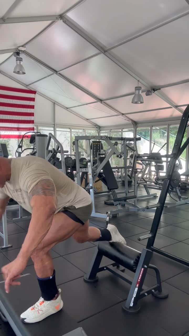 のインスタグラム：「Still finding my groove & balance on these Bulgarian split squats.  I started implementing these as my last exercise of 4 giant sets (4 leg exercises in a row 4x’s)  Haven’t done these in years due to my 4 knee surgeries and I tore the top of my quad off my pelvis (in a wrestling match) so deep single leg movements like this can be a burning bitch.  But we gotta get consistently push and challenge ourselves daily or else life ain’t no fun 🤪  ..gettin’ my ass kicked in the iron paradise.   #hardestworkersintheroom  @projectrock」