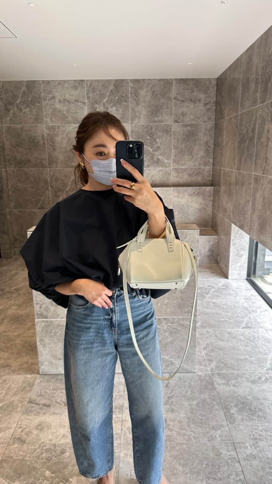 Keikooooooのインスタグラム：「本日21時より在庫調整分による通常販売でございます。お見逃しなく☺️✨  コーデ♡ 着るだけでサマになるブラウス✨ デザインが他には無いので、 着てると可愛いと褒められブラウスです！ ✔︎fluffyblouse（navy）  tops @liten.official #liten denim @zara #zara  shoes @zara bag @a_vacation_   #ママコーデ#カジュアルコーデ#カジュアル#デニム#デニムコーデ#ザラ購入品 #ザラ#大人カジュアル #大人かわいい #シンプル#シンプルコーデ #夏コーデ」