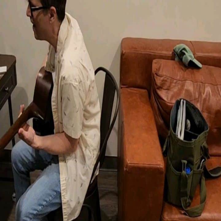 リヴァース・クオモのインスタグラム：「A chronological series of events depicting some preshow, during show, and post show shenanigans. Dallas, you rocked!」
