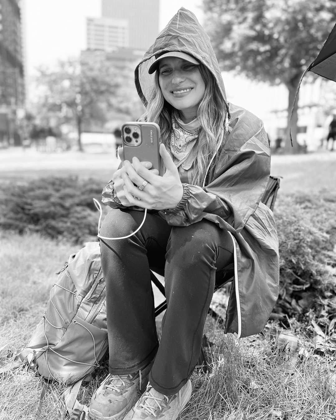 レイク・ベルのインスタグラム：「Earnest alert: this is me listening to my mom saying she’s proud of me, in the rain, captured by @lindsaysloaneyup 🙏🏼 @here4thekidsaction」