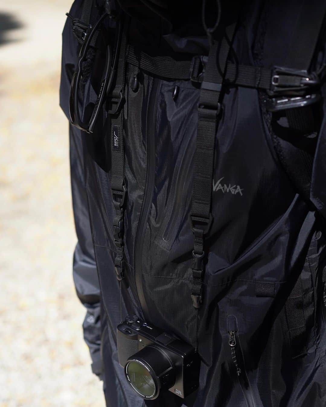 のインスタグラム：「. GRAVITY UTILITY  WEBBING NECK/SHOULDER LOOP  先端を付属のストラップパーツに交換し、コンパクトデジタルカメラ等を吊り下げることも可能です。  #root_co #rootco #utilitywebbingloop #neckstrap #shoulderstrap」