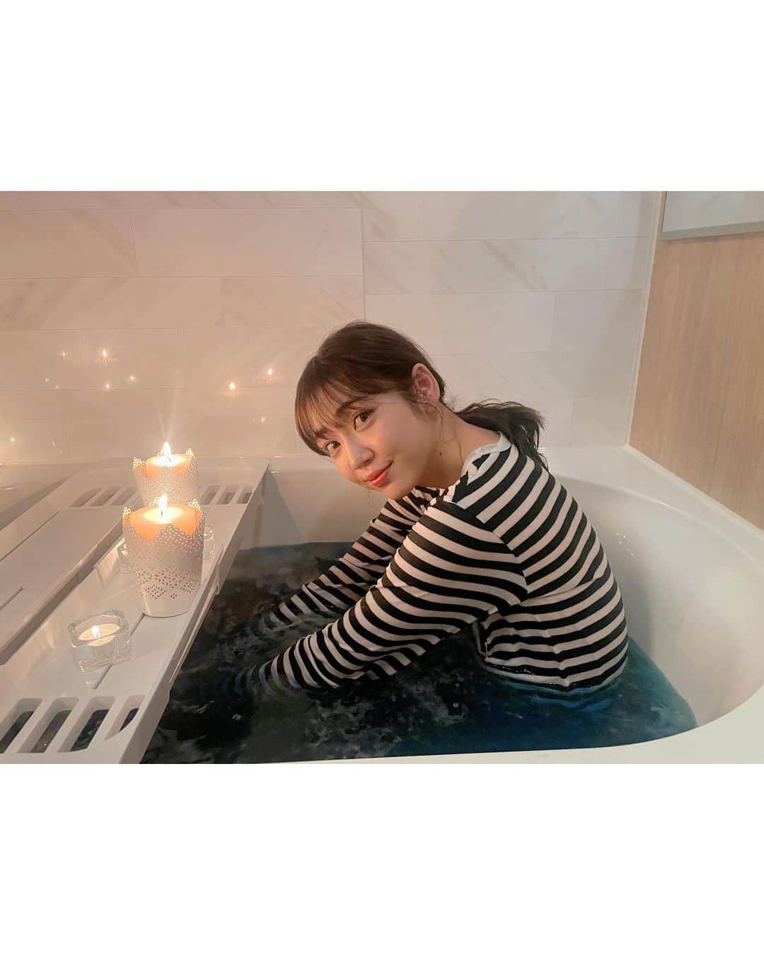 山谷花純のインスタグラム：「Vlogドラマ　第2話。着衣風呂。 皆さんの細やかな幸せなんですか？？  #vlog #山谷花純 #モノコン2022 #着衣風呂」