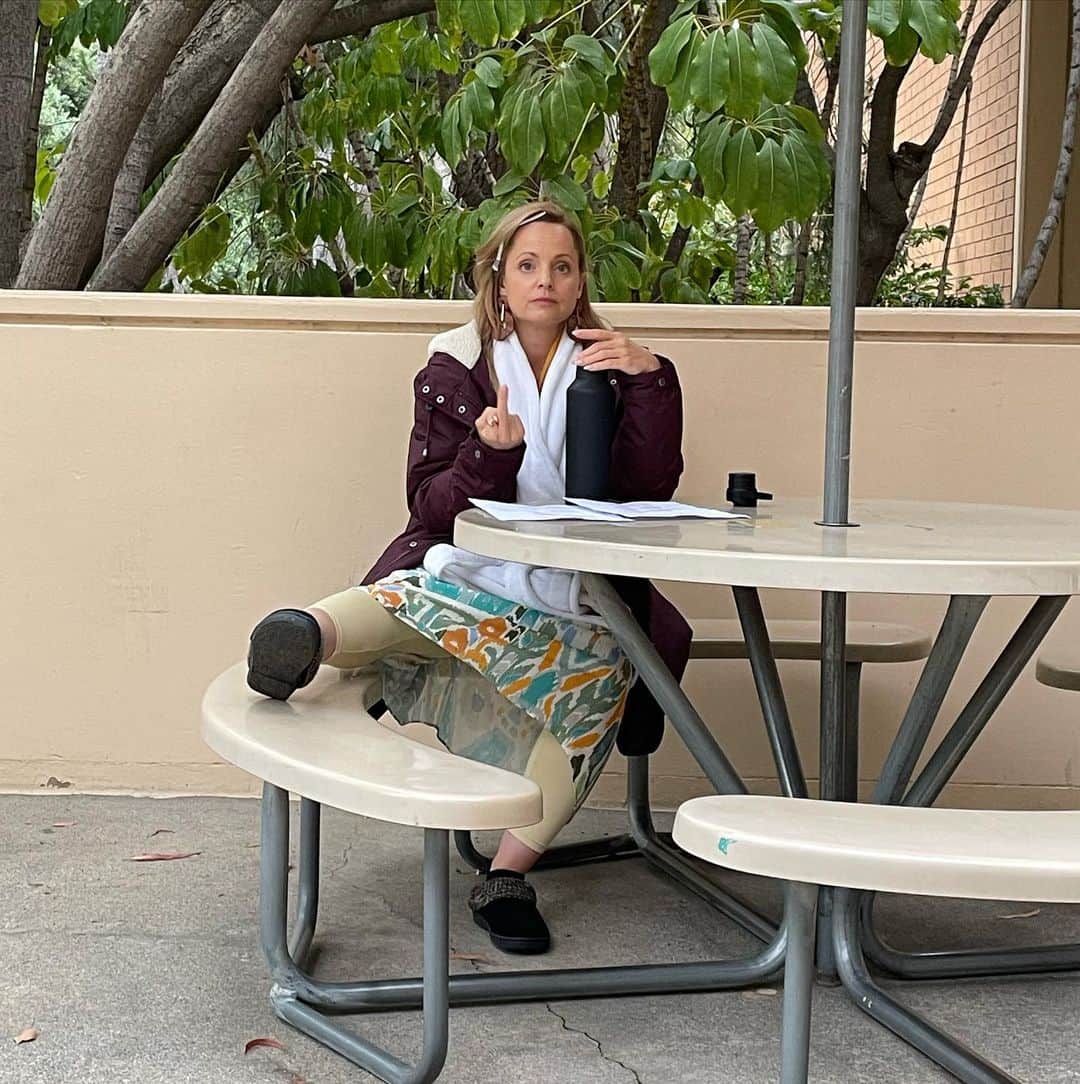 ミーナ・スヴァーリのインスタグラム：「Another successful day on set. Thanx @mandyladdu for capturing the moment. 🎀 #SetLife #FilmFam #WorkingMamaLife #LivingInTheGratitude」