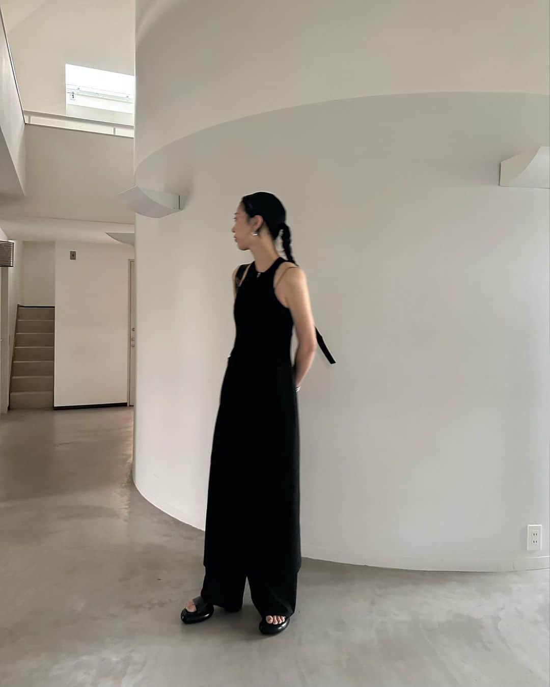 AICOのインスタグラム：「23AW PREORDER ITEM ＜FRONT ZIP AMERICAN SLEEVE ONE PIECE＞ アメリカンスリーブのロングワンピースです。とても好みなデザイン。フロントジップデザインが程よいエッジさがあり首元を少し開けても着用していただけます。バックに深めのスリットが入っているので、足捌きもよく歩きやすくしております。素材はドライタッチで表情ある細かな綾目が特徴的な素材になっております。肌触りの軽やかな素材なので暑い時期にとても着やすいと思います。秋にかけてはタートルやブラウスをレイヤーする着方もおすすめです。 #clane#clane23awpreorder」