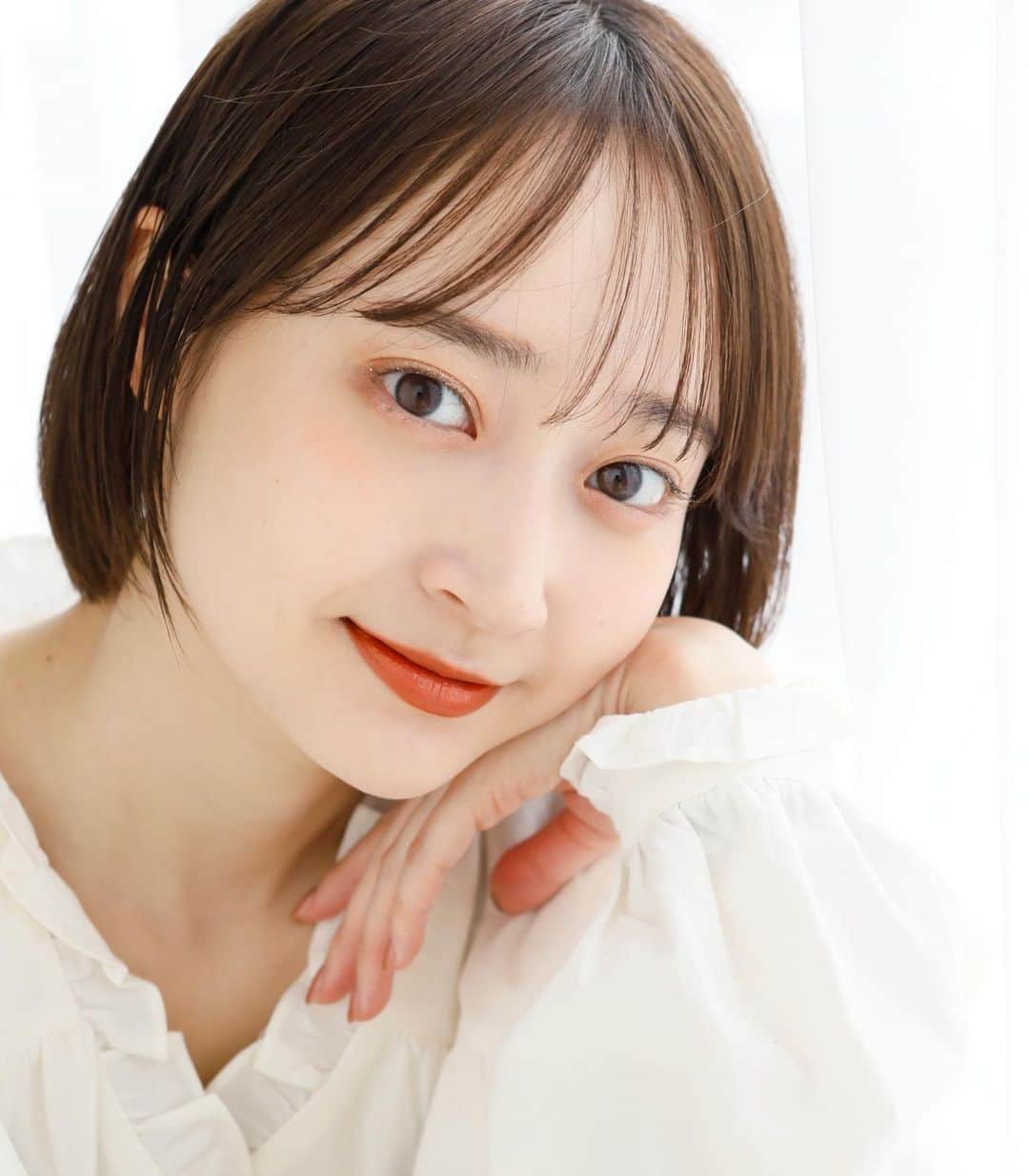 merのインスタグラム：「＼6月のビューティ特集／ 夏のスイッチ&最新メイク  今回は、merモデル・磯俣愛ちゃん の最新メイクをお届け🦢  注目のシルバーグリッターを使ったメイクテクも注目✨  アイテムとメイクの詳細は、merwebでチェックしてくださいね✔︎」