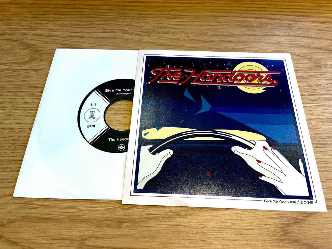 竹内朋康のインスタグラム：「祝 The Handoorsが 本日遂にシングル2曲が 配信、レコード共にリリースとなりました！ みんなに是非とも聴いていただきたいです！  レコードは僕のBASEサイト MIDORIYARECORDINGSからも発送するんでぜひともお買い上げお待ちしてます。 (リンクはプロフィールより)  配信はiTunesとSpotifyにて🔥」