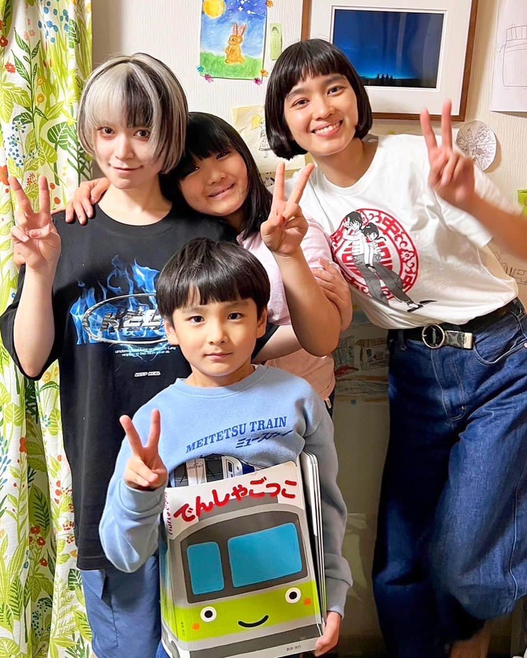 山口尚美のインスタグラム：「子供達も大好き近所のコスプレーヤーおめめちゃん @0meme.0207 がお引越しすることに‼️悲しみの中お家を行き来して遊びました…🥲🏘️💕おめめちゃん相変わらず絵が激ウマではるみがアプリで作ったキャラを耳を変えたい等細かな要望全て汲み取りスーパークオリティアップして描いてくれました…これは家宝にさせて頂きます🙇‍♀️本当にありがとう🥹💖💖💖🌈 お引越し…めちゃくちゃ大変そうだけど無事終わるよう応援してるよ〜🚚😭❣️❣️❣️」