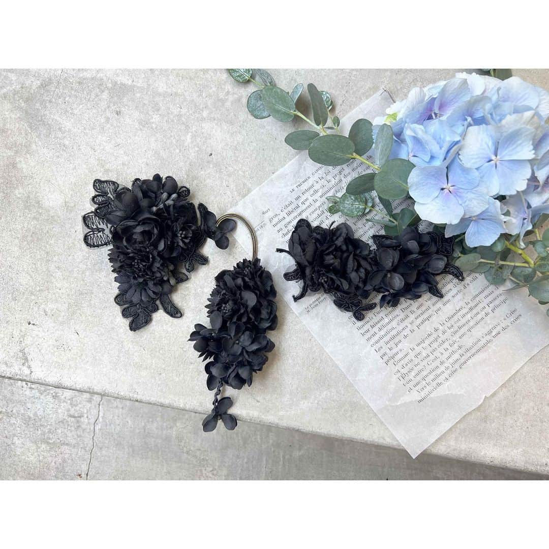 エムスールのインスタグラム：「\ a j i s a i  f a i r / ⁡ ⁡ 黒いあじさいシリーズ ⁡ ⁡ ＝＝＝＝＝＝＝＝＝ ⁡ 黒いあじさいシリーズ ⁡ item ⁡ ＊イヤーカフ ＊クリップ ＊コサージュ ⁡ color：black ⁡ ＝＝＝＝＝＝＝＝＝ ⁡ ⁡ 真っ黒なお花たっぷりの ⁡ ブラックシリーズ。 ⁡ ⁡ ツヤ感のある 黒いお花たちを集めた ⁡ 大人なお花アクセサリーです。 ⁡ ⁡ ⁡ お花のアクセサリーですが ⁡ 真っ黒で甘さ控えめの 上品で大人な印象に。 ⁡ ⁡ どれもボリュームがあるデザインで フォーマルなお洋服に合わせて華やかにも◎ ⁡ ⁡ ⁡ ⁡ ⁡ - - - - - - - -  ⁡ 販売店 ⁡ ・京都アトリエ ・青山店 ・m.soeur ONLINE STORE ・ZOZOTOWN ⁡ ⁡ ⁡ ⁡ ⁡ #m_soeur #msoeur #エムスール  ⁡ ⁡ #あじさい #アジサイ #紫陽花 #あじさいフェア #紫陽花フェア #あじさいアクセサリー #紫陽花アクセサリー #紫陽花の季節 #紫陽花ハンドメイドアクセサリー #ブラック #ブラックアクセサリー #ヘアクリップ #イヤーカフ #コサージュ ⁡」
