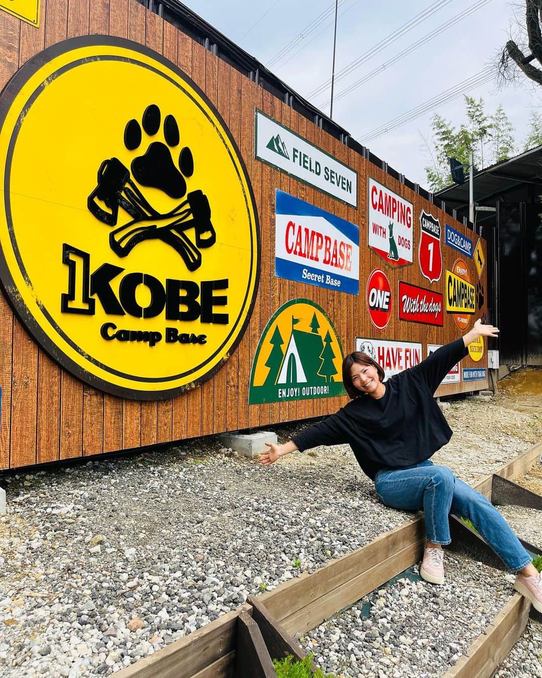 尾崎里紗さんのインスタグラム写真 - (尾崎里紗Instagram)「1 KOBE Camp Base @1kobe.campbase  ⁡ グランドオープン前に特別に招待してもらい、先日のお休みに家族でバーベキューをしてきました！ BBQはたぶん幼稚園ぶり…？ 久々すぎてとにかく楽しかった(^^) ⁡ 実は、この1 KOBE Camp Baseは小中学校の同級生が1年間かけて手作りしたキャンプ場なんです😳 インスタ見てもらえると分かるんですが、本当に一から作ってます！ キャンプ場内はとても広くオシャレで、インスタ映えスポットもあり。 ⁡ そして看板犬のイチ！ まだ8ヶ月のイチはすごく人懐っこくて食欲旺盛でめちゃくちゃ可愛い✨ ペットと一緒に行けるキャンプ場なので、ぜひワンちゃんを連れてバーベキューやキャンプどうですか？(^^) ワンコ友達できるかも🐶  ⁡ 6月30日からグランドオープン。 私もまた行きたいと思います😆 ⁡#キャンプ #camp #バーベキュー #bbq」6月7日 20時26分 - risaozaki410