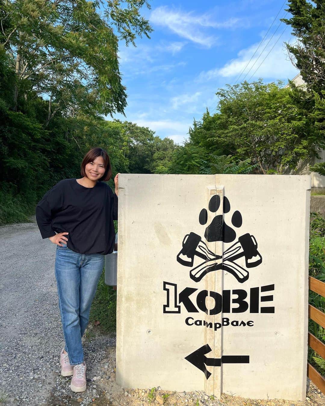 尾崎里紗さんのインスタグラム写真 - (尾崎里紗Instagram)「1 KOBE Camp Base @1kobe.campbase  ⁡ グランドオープン前に特別に招待してもらい、先日のお休みに家族でバーベキューをしてきました！ BBQはたぶん幼稚園ぶり…？ 久々すぎてとにかく楽しかった(^^) ⁡ 実は、この1 KOBE Camp Baseは小中学校の同級生が1年間かけて手作りしたキャンプ場なんです😳 インスタ見てもらえると分かるんですが、本当に一から作ってます！ キャンプ場内はとても広くオシャレで、インスタ映えスポットもあり。 ⁡ そして看板犬のイチ！ まだ8ヶ月のイチはすごく人懐っこくて食欲旺盛でめちゃくちゃ可愛い✨ ペットと一緒に行けるキャンプ場なので、ぜひワンちゃんを連れてバーベキューやキャンプどうですか？(^^) ワンコ友達できるかも🐶  ⁡ 6月30日からグランドオープン。 私もまた行きたいと思います😆 ⁡#キャンプ #camp #バーベキュー #bbq」6月7日 20時26分 - risaozaki410