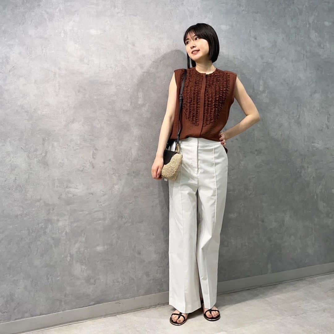 デミルクス ビームス 新宿のインスタグラム：「. 夏のおすすめスタイリング🌻  【レーヨンリネンシリーズ】 Demi-Luxe BEAMS の定番シリーズが今年も登場です🌟 手洗い可能で涼しく着用できます。  セットアップでの着用はもちろん、パンツ・カットソー・ワンピースなど、様々なアイテムとのスタイリングでお楽しみ頂けます！ . . ①レーヨンリネン フリルシャツ 64-01-0642-152 ¥17,600-  ②レーヨンリネン ロングスカート 64-27-0146-152 ¥16,500-  ③レーヨンリネン ドロストパンツ 64-23-0167-152 ¥16,500-  #demiluxebeams #デミルクスビームス  #demiluxe_beams_shinjuku  #beams #ビームス」