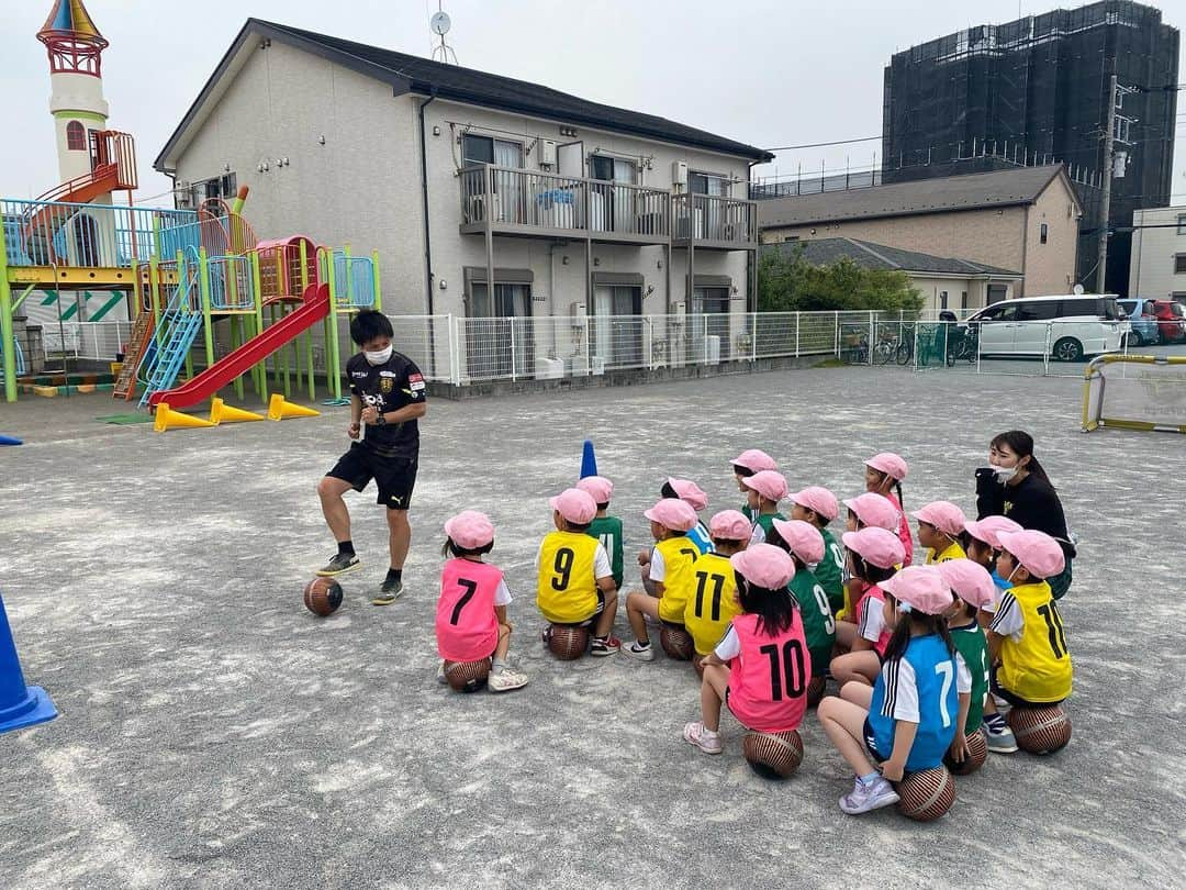 宇賀神友弥さんのインスタグラム写真 - (宇賀神友弥Instagram)「巡回指導　戸田東第二幼稚園（年中　2クラス） 湿度が高く蒸し暑い中ではありましたが楽しくサッカーできました😌 お弁当もみんなとご一緒させて頂きました😋🍛 戸田東第二幼稚園の子どもたち、関係者の皆様ありがとうございました🙇‍♂️ また川口市、蕨市方面の幼稚園・保育園の関係者の皆様ご興味ありましたら是非一度DM下さい‼️ 犬コーチでした🐶 スクールの無料体験随時受付ています↓ https://esforco-fs.com→問い合わせフォームより ☆お問い合わせはDMでも受け付けています☆ #エスフォルソ #宇賀神友弥 #努力に勝る天才なし  #オートレント #leveLUP #superAUTOBACSTODA #bmz #山福不動産  #和真メガネ  #retect  #cruva  #寺田屋  #puma  #luditt #ナックプランニング #ニッポンレンタカー #tsビルシステム  #ウラカンフット #牛タン司 #戸田市 #サッカー #フットボール #少年少女 #埼玉県 #無料体験 #巡回指導 #戸田東第二幼稚園」6月7日 15時12分 - ugajin.no3