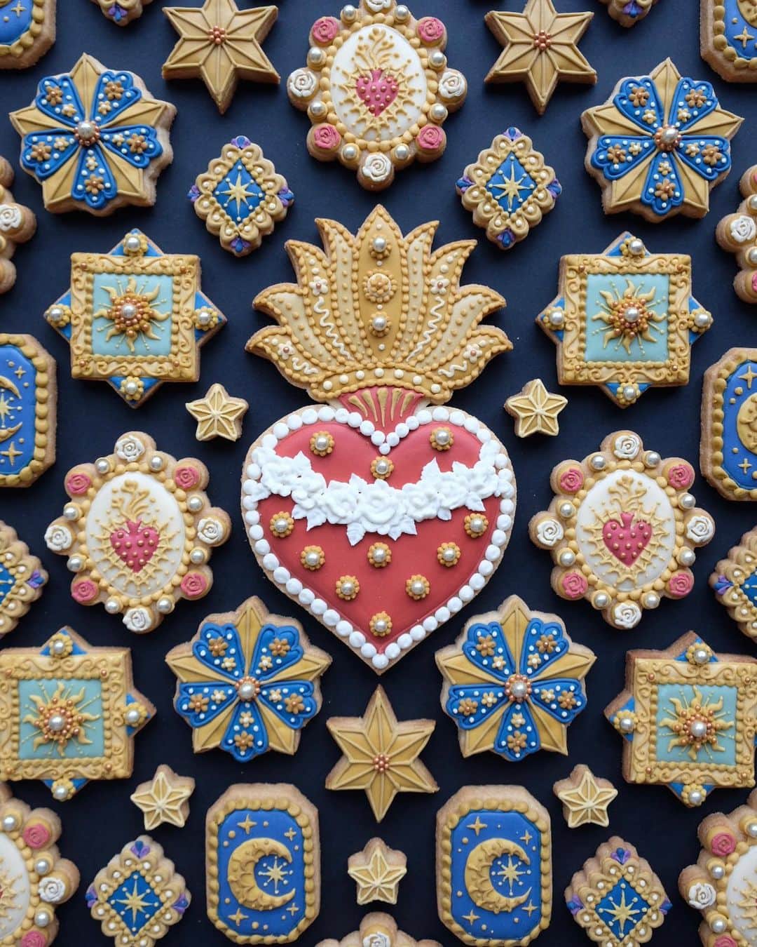 KUNIKAのインスタグラム：「A blend of Mexican & Britith designs icing cookies🌙💙✴︎✩*⋆  These are my favorite designs. Thank you so much ✴︎ @isabelle.buckland ✴︎  並べるとキュンとしちゃう🥰 しばらくアイシングクッキー制作とご無沙汰してたけど、今週は久しぶりに作る予定があるので、気合い入ります♡  #artofkunika」