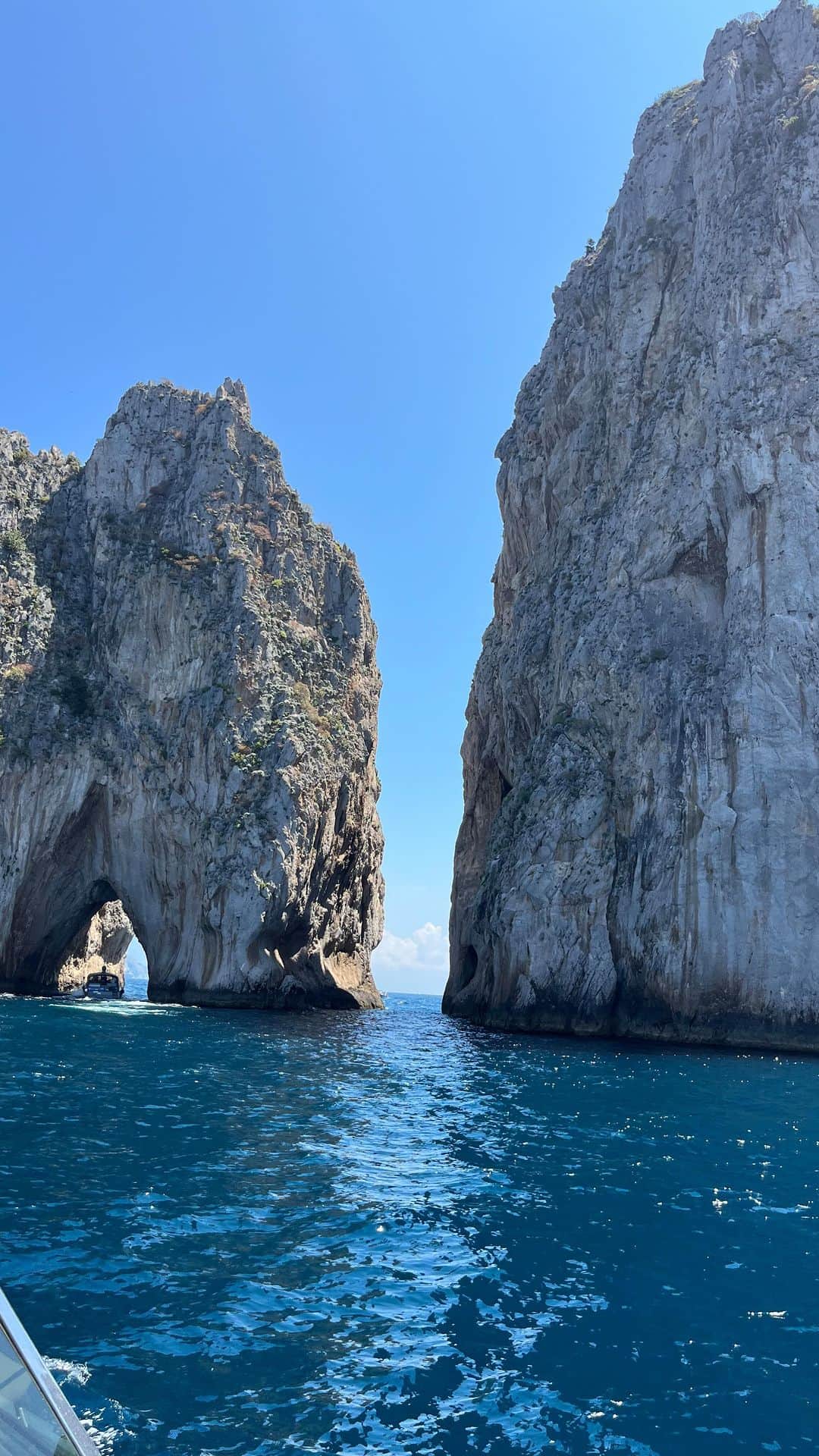 ジャコモ・ジャンニオッティのインスタグラム：「Grazie mille a @robertinolauro e tutta la squadra a @sorrentoluxuryofficial per una giornata unica a Capri. Bagni in mare, pranzo al @ilriccioanacapri e una giornata in barca indimenticabile. Se avete bisogno di barche in Costiera Amalfitana, chiamate Roberto a @sorrentoluxuryofficial e vi assicuro un esperienza unica. Grazie, grazie, grazie. Non vediamo l’ora di tornare.」