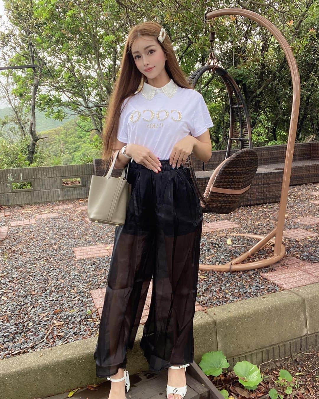 MARIKOのインスタグラム：「. . この日のパンツは @selectshop.joie  合わせやすいし シースルーがオシャレ💕  . . お部屋から繋がってる 庭も良かったよ🌿💕 海🌊最高✨自然🐦‍⬛🪿 波の音癒される♡♡ . . . . . . . . #code#sea #ootd  #白浜#旅行」
