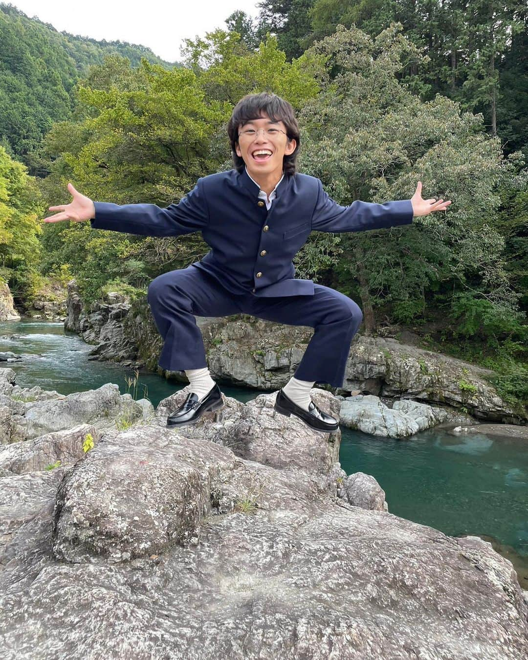 加藤清史郎さんのインスタグラム写真 - (加藤清史郎Instagram)「『流血鬼』 本日から2日間、なんと 地上波での放送があります！！  NHK総合 夜22:45〜23:00  以前のBSP,BS4Kでの放送が好評だったからとのことで、  嬉しいです…  地上波放送を記念して(?) 変な写真、あげちゃいまーす笑  1枚目  せー 2枚目　 のでっ 3枚目　 ジャーーーンプッ  ものすごく跳んでるはずなのに なぜか全然跳んでないように見える写真です。笑  4枚目はふざけて加工した写真。 さて、この写真の中に僕は何人いるでしょーかっ！！  答えは放送終了後、日記で発表します。笑  #流血鬼 #藤子f不二雄 #sf短編 #nhk総合 @nhk_yorudora」6月7日 15時15分 - kato_seishiro_official