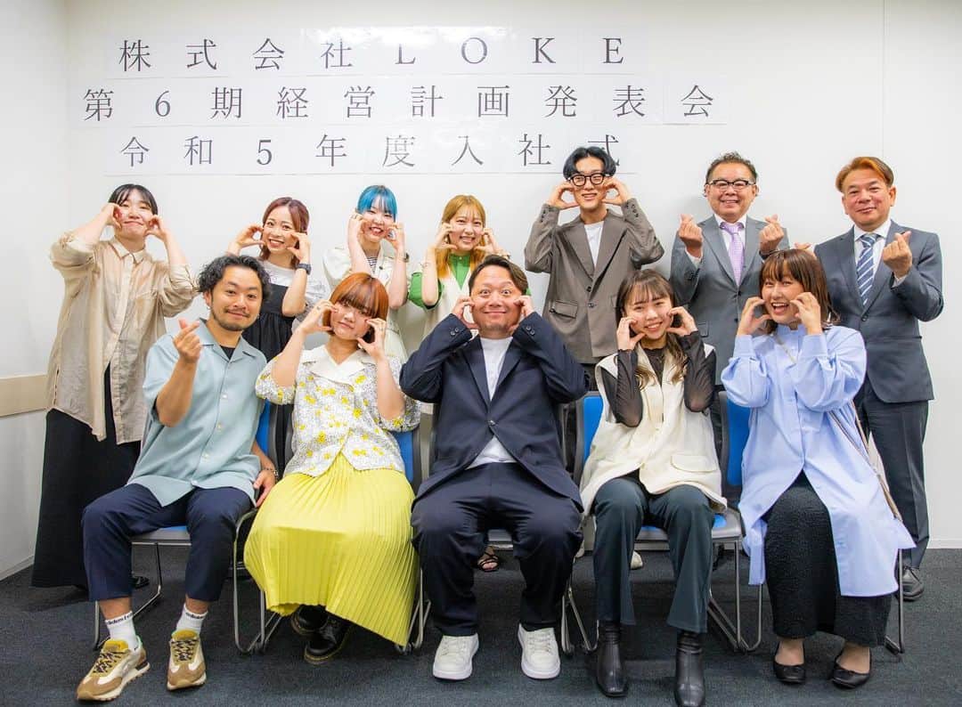 のインスタグラム：「昨日、弊社第6期経営計画発表会と本年度の入社式を無事に開催することが出来ました。 配属も決まり新体制で本日よりまた心機一転、各店営業させて頂いております！ 経営理念も【幸せの歯車を育む】とアップデートし、新しくパーパス【美容のチカラと人間力で世の中の日常に幸せをプラスする】と定義させて頂きました。 日々大変な事もありますが、昨日のみんなの眼差しを見て一切の不安は無いなと強く感じました🔥 まだまだ強い組織ではありませんが、信頼のおける幹部と一丸となり伸び伸びと若手が成長し選んでいただける美容師さんをこれから沢山輩出していきたいと思います。 今後とも宜しくお願いします！」