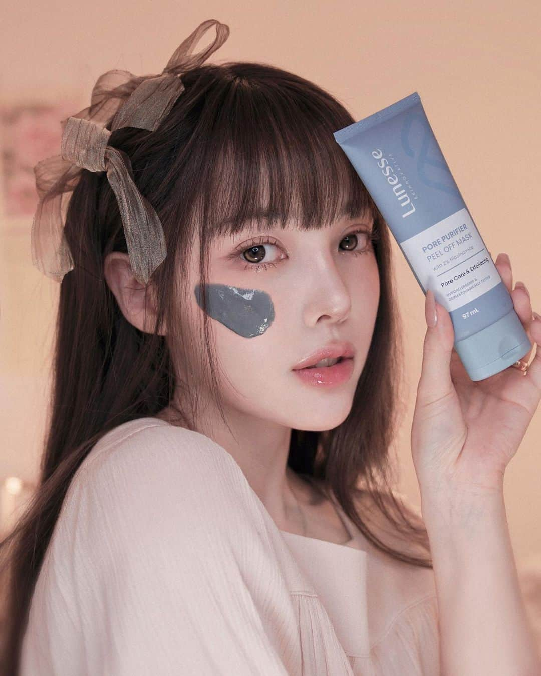 ポニーさんのインスタグラム写真 - (ポニーInstagram)「#광고 This is a hybrid clay/peel off mask combination that is newly developed by @lunesse.official to unclog pores and remove dead skin cells while nourishing and protecting your skin barrier. I just did a review about it on YouTube which you can check it out as well :)   How to use:  1. Apply the Pore Purifier Peel Off Mask evenly on the face area in a clean and dry condition. 2. Leave on about 20 minutes until the peel off mask forms a rubber-like texture.  3. Remove the mask and rinse with clean water if necessary.  Avoid the eye, lips, and hair area.  Can be used 1-2 times a week according to skin condition.  Tips: You can use it more often on certain areas that need extra care, such as nose area/ T-zone to remove blackheads and sebum control.  Try it out!」6月7日 15時30分 - ponysmakeup