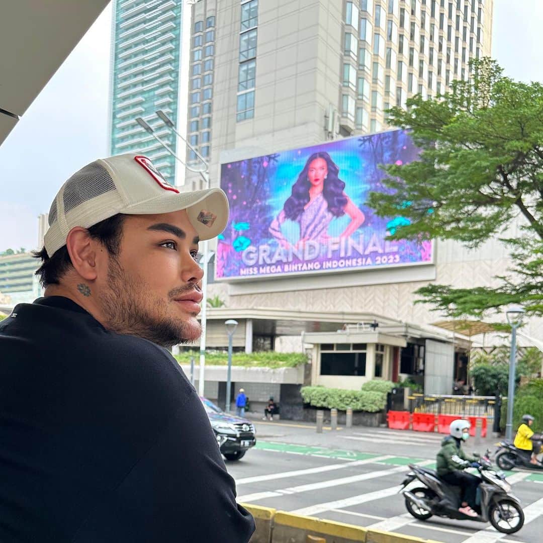 Ivan Gunawanさんのインスタグラム写真 - (Ivan GunawanInstagram)「Get ready to be amazed!  Look at the giant screen of Grand Final Miss Mega Bintang Indonesia by @cityvisionindonesia powered by @officialiforte . Join us at the most anticipated event of the year.  See you tomorrow! Don't miss out!  #ivangunawan #yayasanduniamegabintang  #iforte #cityvisionindonesia」6月7日 15時30分 - ivan_gunawan