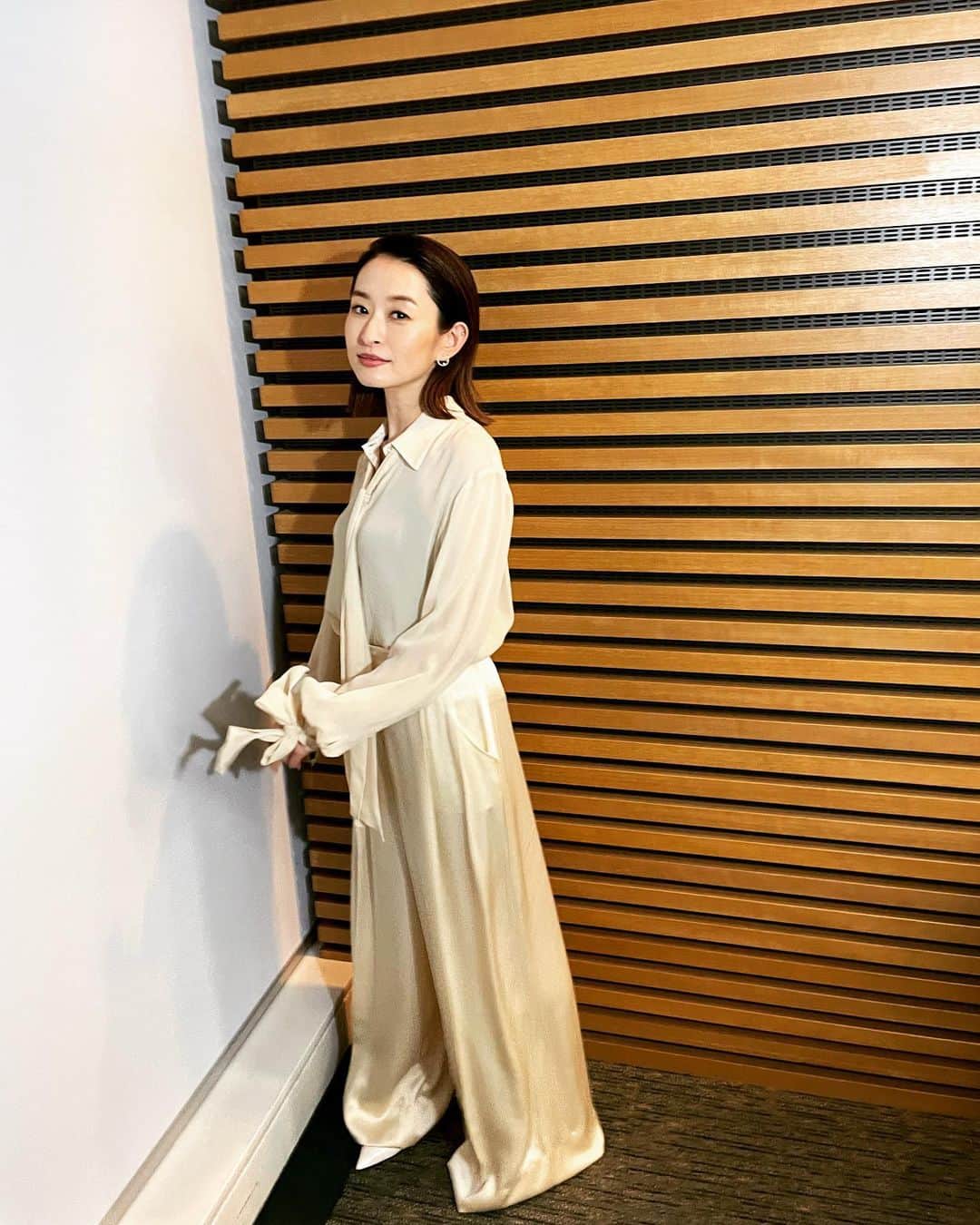 島袋寛子のインスタグラム：「- 39な気分で♪ 39の気持ちで♪ @omoshita  @yurikarin11  ありがとう♡  Blouse,Pants: @semicouture_official  shose: @charleskeith_jp  earrings: @cuicui.jp   thank you♡」