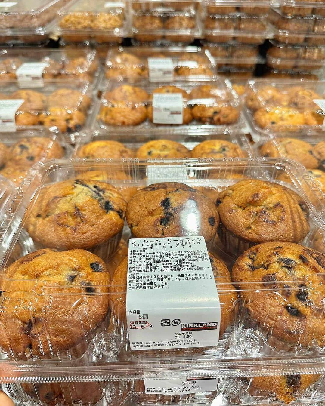 Sarraさんのインスタグラム写真 - (SarraInstagram)「I love Costco's blueberry muffin😍🧁💜❤️🤎 台湾コストコで食べたブルーベリーマフィンが忘れられなくて、これゲットする目的で来た😍🧁💓 売ってるもの全世界共通なんだなぁ❣️ . . . .  #コストコ#コストコ購入品#コストコ新商品#コストコおすすめ#コストコおすすめ商品#コストコ飯#コストコピザ#コストコパン#コストコで購入#埼玉#埼玉県#新三郷#マフィン#コストコマフィン#ブルーベリーマフィン#チョコチップマフィン#costco#costcojapan#likeforlikes#likeforfollow#like4likes#instagood#l4l#muffin#blueberrymuffin#costcomuffins」6月7日 15時27分 - sarra31247