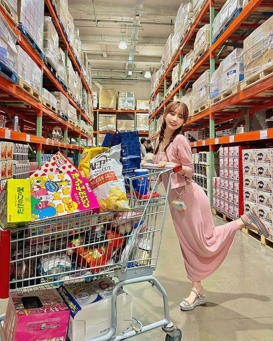 Sarraのインスタグラム：「I love Costco's blueberry muffin😍🧁💜❤️🤎 台湾コストコで食べたブルーベリーマフィンが忘れられなくて、これゲットする目的で来た😍🧁💓 売ってるもの全世界共通なんだなぁ❣️ . . . .  #コストコ#コストコ購入品#コストコ新商品#コストコおすすめ#コストコおすすめ商品#コストコ飯#コストコピザ#コストコパン#コストコで購入#埼玉#埼玉県#新三郷#マフィン#コストコマフィン#ブルーベリーマフィン#チョコチップマフィン#costco#costcojapan#likeforlikes#likeforfollow#like4likes#instagood#l4l#muffin#blueberrymuffin#costcomuffins」