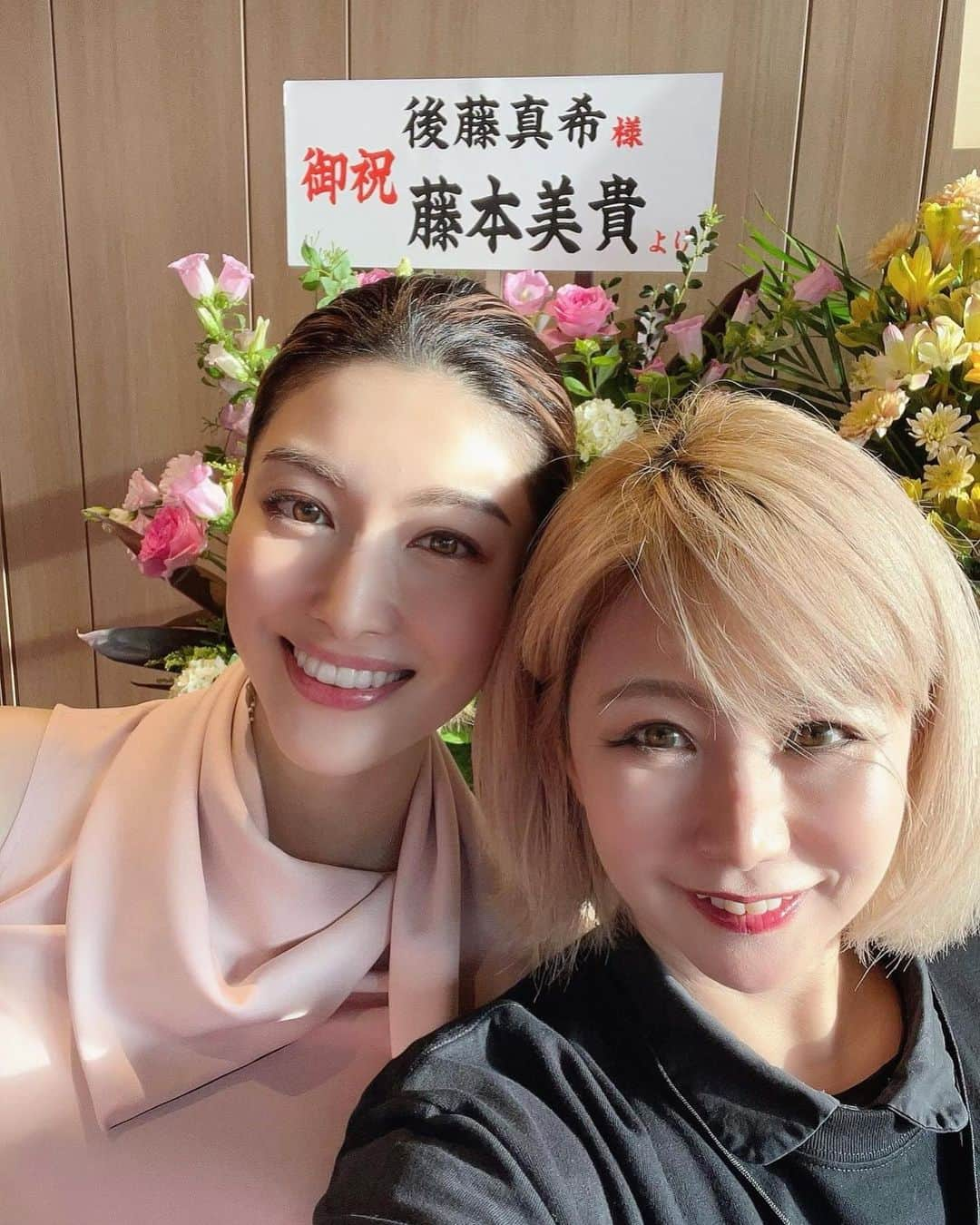 櫻井麻美さんのインスタグラム写真 - (櫻井麻美Instagram)「RyonRyonさんが振り付けを担当された 後藤真希さんのライブ「盛り上がるしか！？」を観に行ってきました🙌  笑顔の破壊力。 一瞬でもっていかれました。 やっぱり"生"のパワーはすごい🥺✨  かっこいいダンスをしたかと思うとアイドルのときめき感がキラキラ降ってくるような😍夢のような時間でした✨ 最後は感極まって私も踊っちゃった🙈  モーニング娘。の頃から大好きですが、歳を重ねた今はむしろあの頃よりさらにお肌の美しさが際立っていて…驚愕の美肌の持ち主なので美容家としてはそこもかなり気になっています✨  #後藤真希 さん #ライブ #ryonryon さん #ときめき #アイドル  #笑顔の破壊力 #ファン愛がすごい #ダンス #美容家 #医学博士」6月7日 15時39分 - mamiosakurai