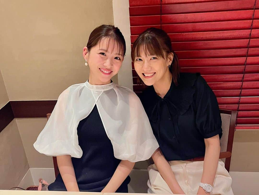 宮澤佐江さんのインスタグラム写真 - (宮澤佐江Instagram)「👭 ちょっと前のお話しですが、 あーちゃんとオシャレディナーを楽しみました。 “いつもお疲れ様わたしたち”っていうご褒美ディナーです。 ドレスコードは黒と白です。👍  この一ヶ月楽屋も一緒でプライベートの時間も共に過ごしてきました。 お風呂入ってる時もLINEしたり、公演を終えて楽屋出る時は “おやすみー”とか“また後でねー”って言ってお別れしていたので まもなく会えなくなっちゃうのが寂しいです。。 でもまた美味しいご飯食べたり、お家でクレープ祭りしたり、 カラオケ祭りしたりしよーね🤟親愛なる友〜！ ． #みそじーず #全然浸透しなかった我々のユニット名 #同世代って最高じゃん #shelovesme」6月7日 15時33分 - sae_3830