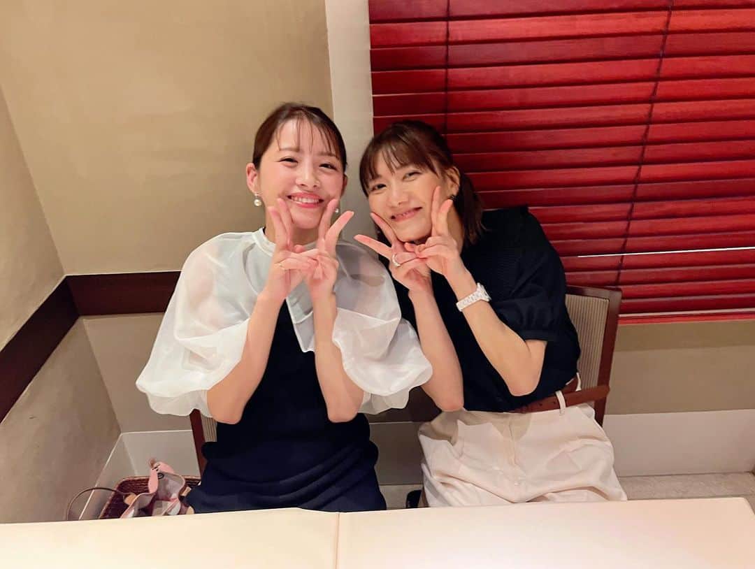 宮澤佐江のインスタグラム：「👭 ちょっと前のお話しですが、 あーちゃんとオシャレディナーを楽しみました。 “いつもお疲れ様わたしたち”っていうご褒美ディナーです。 ドレスコードは黒と白です。👍  この一ヶ月楽屋も一緒でプライベートの時間も共に過ごしてきました。 お風呂入ってる時もLINEしたり、公演を終えて楽屋出る時は “おやすみー”とか“また後でねー”って言ってお別れしていたので まもなく会えなくなっちゃうのが寂しいです。。 でもまた美味しいご飯食べたり、お家でクレープ祭りしたり、 カラオケ祭りしたりしよーね🤟親愛なる友〜！ ． #みそじーず #全然浸透しなかった我々のユニット名 #同世代って最高じゃん #shelovesme」