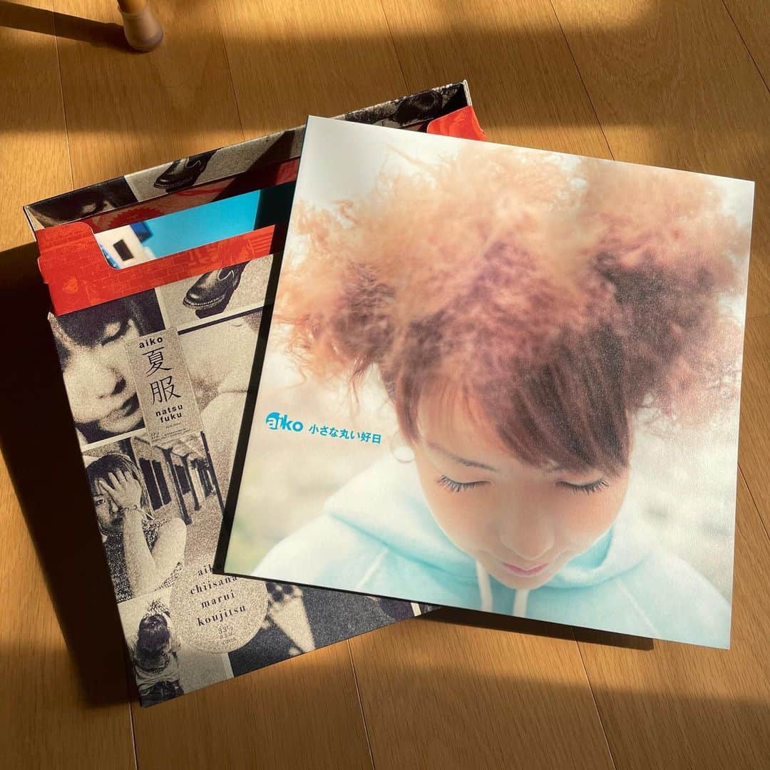 aikoさんのインスタグラム写真 - (aikoInstagram)「7月17日に発売されるアルバムアナログレコードの4タイトル同時お買い上げありがとう先着特典BOXです🔥🔥🔥 みなさんよろしくお願いします♡  上がるー！！！  嬉しいー！  アイコいんだはうす✌🏻」6月7日 15時36分 - aiko15_official