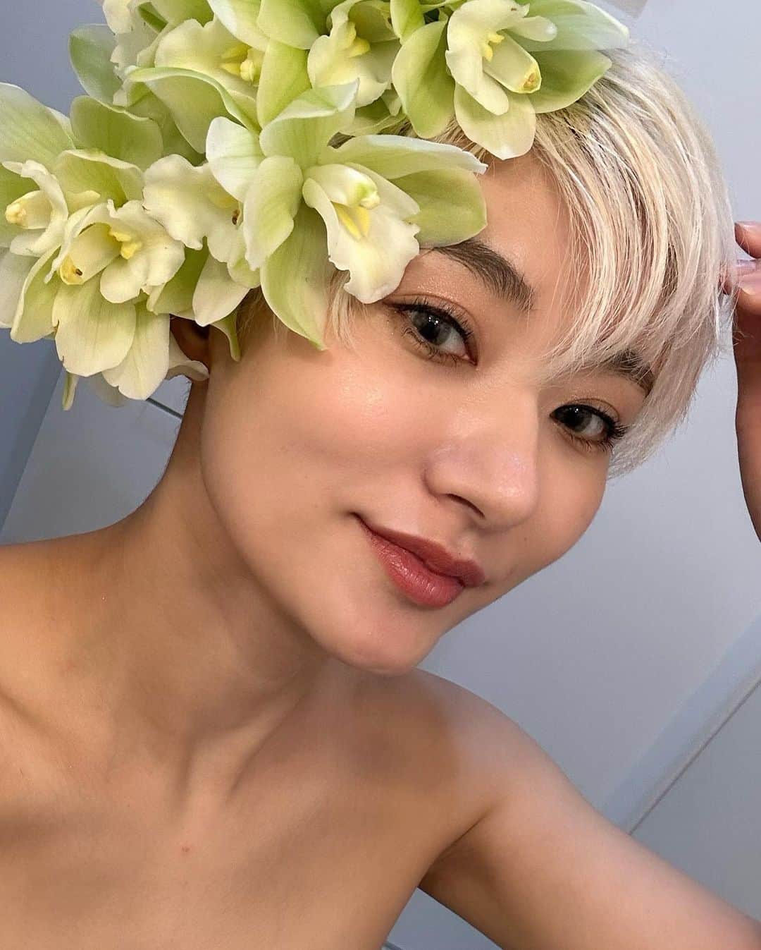 中川友里のインスタグラム：「久しぶりにモデル撮影の日✌️🤍  お世話になっている サロン経営歴 20 年　@aikun_japa エステサロンオーナーさんが  ご自身の経験をもと開発した  成分にこだわった肌に優しい肌想いのまつ毛美容液🫧🧚🏻  肌が弱いため、まつ毛周りの美容に長年悩んできた、  「マツエクができない」 「市販のまつ毛美容液だと肌が荒れる」  瞼が真っ赤になったり🥺  でもまつ毛を伸ばしたい !!!  自身の経験をもとにサロン経営歴 20 年のエステサロンオーナーが開発した、   成分にこだわった肌に優しい肌想いのまつ毛美容液「fue(rフューエル)」🌻  肌荒れの原因となる防腐剤の使用を抑え、  業界注目の「環状リゾホスファチジン酸 Na(NcPA)」を中心に 「センブリエキス」「リンゴ果実培養細胞エキス」「オタネニンジン根エキス」「コハクエキス」「アセチルテトラペプチド -3」 6 種類の有効成分を高配合。  育毛促進・保湿効果等でまつ毛に  直に栄養&高い効果の有効成分を高配合しているためリッチなつけ心地と価格帯に🌸  この撮影のために2ヶ月サンプル使い続けてみて、  長さも出たおかげで  撮影前に @asakusa_nailsalon.niji さんで  バッチリまつげパーマもかけれてナチュラルで1番目チカラが強かった🥺✌️✨  昨年のばちばちブリーチやサウナで傷んだ髪は ブリーチヘア用の @jewel_cosmetics の　#ナデル　を使用しています😌🫧  泡で摩擦を減らして、有効成分で髪を補修✨  サウナダメージにも良いのでヘアパック愛用者🥺✌️🤍  #ナデル #beauty #skin #model #shooting」