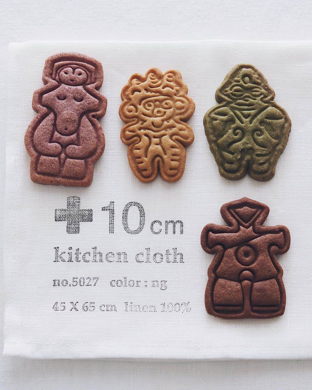 樋口正樹のインスタグラム：「Clay figurine cookie ☕️ . 今日の１５時のおやつは、 茅野市の土偶のクッキー。 茅野市は八ヶ岳や蓼科の 麓で縄文遺跡が多い地域。 ミッチーさんが撮影する 御射鹿池もあるところー。 . とにかくこのクッキーは 買ったの２度目ですけど 造形美が美しすぎて好き。 しかも栄養価に優れてる どんぐり粉入りですわよ👍 . キッチンクロスは松本の １０ｃｍで新調したもの。 投稿でも度々敷いていた シンプルな白い一枚です✨ . . . #ビーナちゃんと仲間たち #どんぐり粉 #縄文クッキー #土偶クッキー #縄文のビーナス #仮面の女神 #遮光器土偶 #みみずく土偶 #信州みやげ #clayfigurine #clayfigurinecookie」