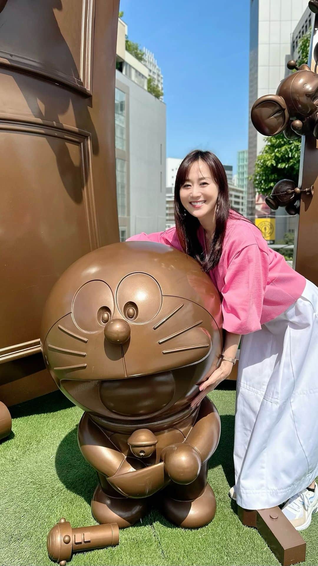 村上麻衣のインスタグラム：「音声あり「ドラえもん豆知識」🔦  過去イチ自己満足なリールを作ってしまいました😂  3ミリ浮いているからお外から帰ってもそのままお家に入れるわけです。（PTAからの苦情でそうなったらしい）笑  #ドラえもん #doraemon」