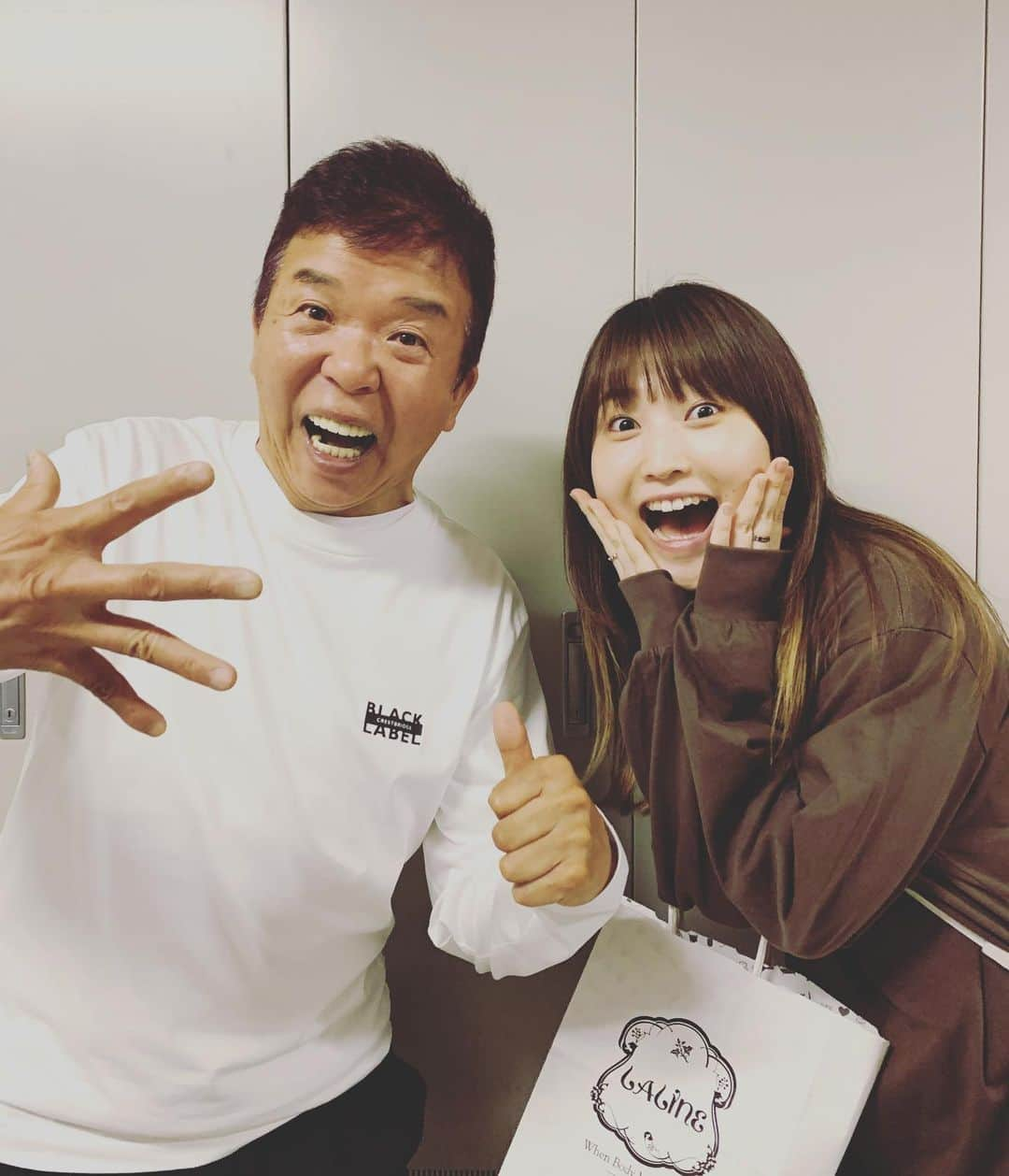 村上ショージさんのインスタグラム写真 - (村上ショージInstagram)「ルミネ1回目の舞台終わり楽屋でコーヒー☕️飲んでるとスタッフさんからお客さんで鞘師さんて方が来てますと？そんな名字のおっさん知らんよ！行ってみると元モー娘の鞘師ではありませんか^_^ビックリしたなぁーもう^_^2人で来ていました。身体気をつけてダンス切れ切れ頑張ってください^_^」6月7日 15時47分 - murakamis0528