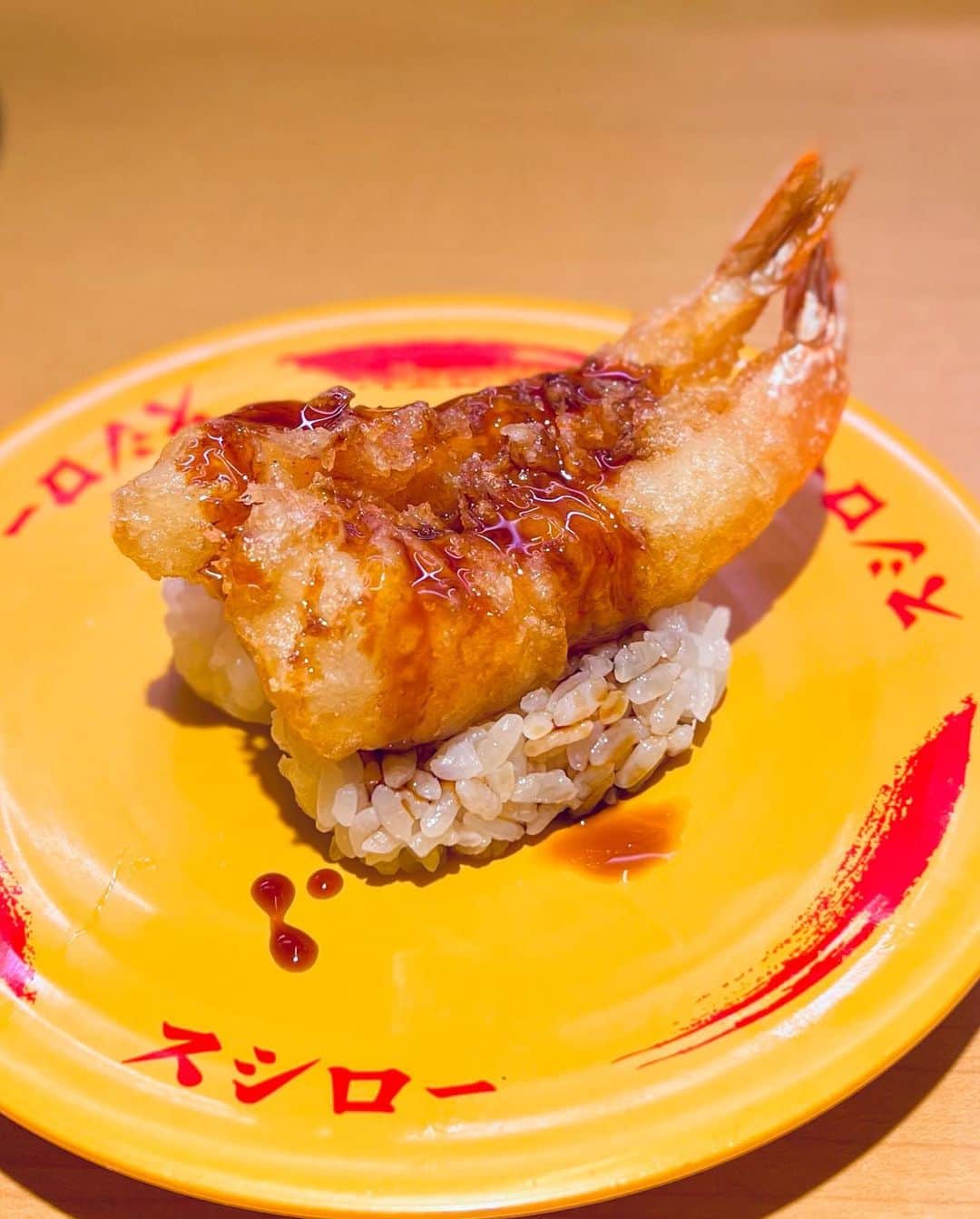 ケス Keisuiのインスタグラム：「こーゆうの🦐🍣が美味しい時、ありますよね。 #スシロー コラボ #ケスシロー  そろそろ情報解禁です🫶🫶🫶  #ケスシロー好きな人とさらに繋がりたい #ケスシロー #ほんとはスシロー #帰国後すぐ食べたくなるスシロー #仕事の相談あるんで後で電話しますって言って一生してこない人なんなん #私はそんなに暇じゃない」