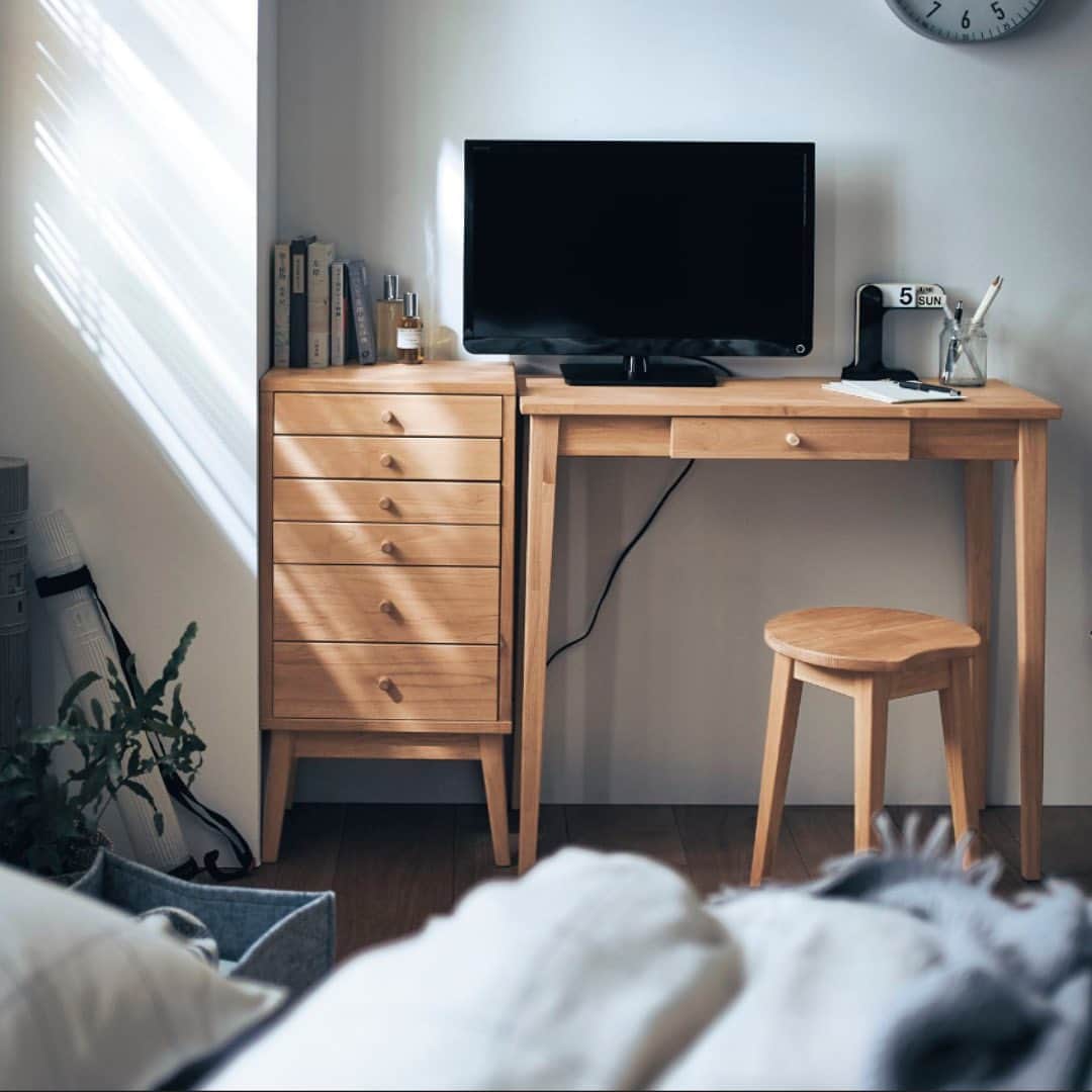 BELLEMAISON_DAYSのインスタグラム：「部屋の片隅を、欲しかったスペースに  おうちの空いているちょっとしたスペースに置ける コンパクトなデスクやチェア  はじめからそこにあったかのような落ち着いた存在感で、 メイクやちょっとした作業もはかどる優れもの  From Bellemaison Lifestyling 2018 Summer P98  ￣￣￣￣￣￣￣￣￣￣￣ 📣嬉しいお知らせ 大型送料無料キャンペーン実施中（23/06/07まで）  詳しい内容はプロフィールTOPのURLから  #bellemaisondays #ベルメゾンデイズ #ベルメゾン ￣￣￣￣￣￣￣￣￣￣￣ 📷みなさんのBELLE MAISON DAYSのアイテムを 　使ったインテリア画像募集しております📷  お気に入りのアイテム写真に#ベルメゾンデイズ @bellemaison_days のタグ付けをお願いします！  ストーリーズや、サイトでもご紹介させていただきます🙌 ・ ・ BELLE MAISON DAYSは、 「今日より明日、明後日が楽しくなる暮らしの提案」を コンセプトとした、ベルメゾンを一歩リードするオリジナルブランド  #天然木アルダー材を使ったシリーズ #暮らし磨き #丁寧な暮らし #暮らしを楽しむ #インテリア #マイホーム #ナチュラル #暮らし #シンプルな暮らし #シンプルインテリア #リビング #シンプルライフ #ナチュラルインテリア #コンパクトな家具 #おうち #interior #シンプル」