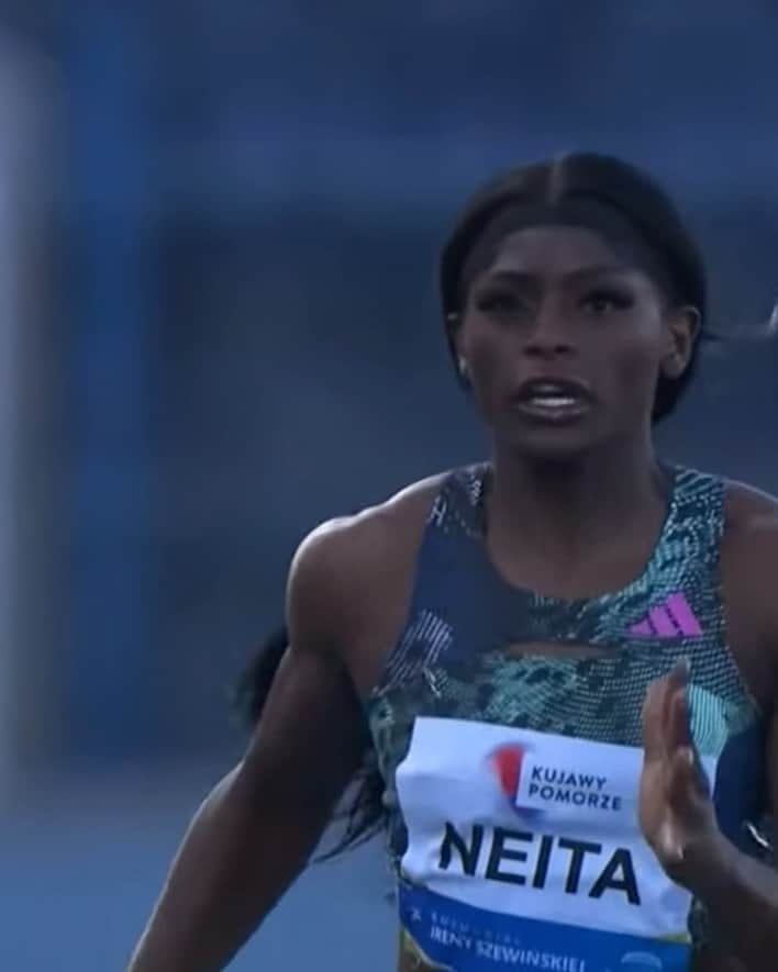 のインスタグラム：「wow. 22.23 !! 🤩  ⚡️200m season opener   Meeting record, New PB, World qualifier, 3rd U.K. all time 🔥  Had soo much fun racing the 200m last night in Bydgoszcz 🇵🇱  Second @contitourgold win this week! 🏅 I’m soo excited to run more 200’s this season!  The future is bright ✨  Let’s go @coach_air_ 💪!  #winner   I do not own the rights to this video」