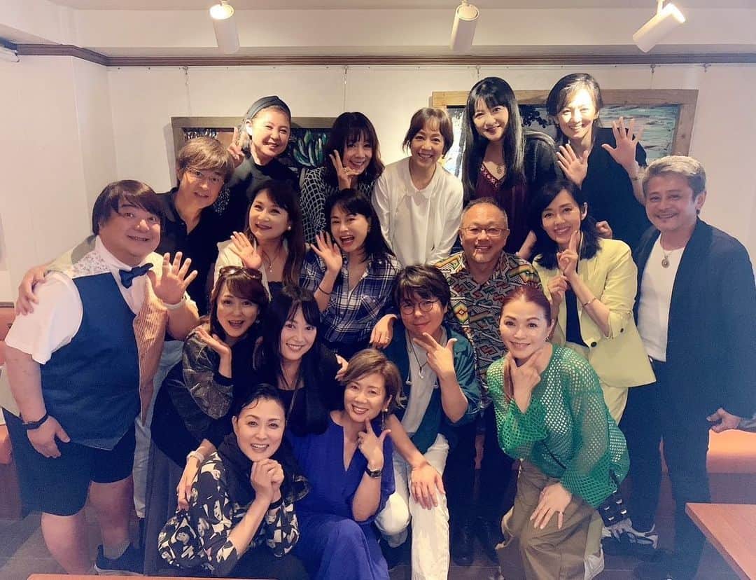 大西結花のインスタグラム：「フジテレビ オールスター合唱バトル80年代アイドルチームでの打ち上げでした💖  これまでの仕事の歴史の中で、こんなに沢山のメンバーで集まったことなんて初めてだと思う‼️ お店中どこを見てもみんなテレビの人🤭 不思議だったけど🤣めっちゃくちゃ楽しかった❤️ またこれからも集まるかも…？笑 集まりたいですね❣️是非😍 みなさん、ありがとうございましたー✨  #大西結花 #yuka #yukaonishi #80s #80年代 #80年代アイドル #合唱バトル #オールスター合唱バトル #フジテレビ #japanese #japaneseidol」