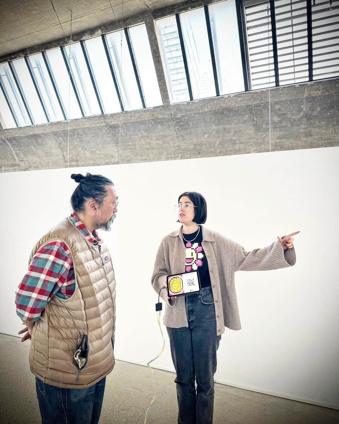 村上隆さんのインスタグラム写真 - (村上隆Instagram)「Ashley @ashleyoverbeek from Gagosian @gagosian NY and me. I met her last year at Gagosian NY when I had an exhibition of NFT-related works. I believe she had been with Gagosian for only a few months at the time, but she had worked in digital marketing at McKinsey. She also has a profound understanding and knowledge of NFT-related issues, and I have been able to consult with her on a variety of topics. Last year's exhibition was a great success, including the impeccable timing! And now, in 2023: Though we are said to be in a crypto winter, I have been creating and presenting works on themes I have encountered in my involvement with NFT. Yesterday, we went over the steps for issuing the exclusive, free NFT to be issued only here at Gagosian, Le Bourget in a few days. I had been informed that it takes 27 seconds for the staff to input the necessary information in one of the steps, but when Ashley demonstrated it yesterday, it only took her 18 seconds! That's fast! We are expecting about 300 people to show up for the free mint—we look forward to seeing you here! Rather then follow the trends of the times, I, MUrakami, intend to continue to create art in which crypto and I overlap. ※※※※※※※※※※※※※※※ At the opening of my exhibition "Understanding the New Cognitive Domain" at Gagosian, Le Bourget, I am offering a special NFT gift. This will be available for free exclusively to visitors who attend the opening reception on Saturday, June 10!  The Flower Jet Coin NFT—named after the jets that fly into the active airport that surrounds the gallery—will be minted on demand for anyone who enters the giveaway booth line between 3 and 6pm.  #TakashiMurakami #Gagosian @murakami.flower2022 @niftykitapp   photo: @chiaki_kasahara_」6月7日 16時14分 - takashipom