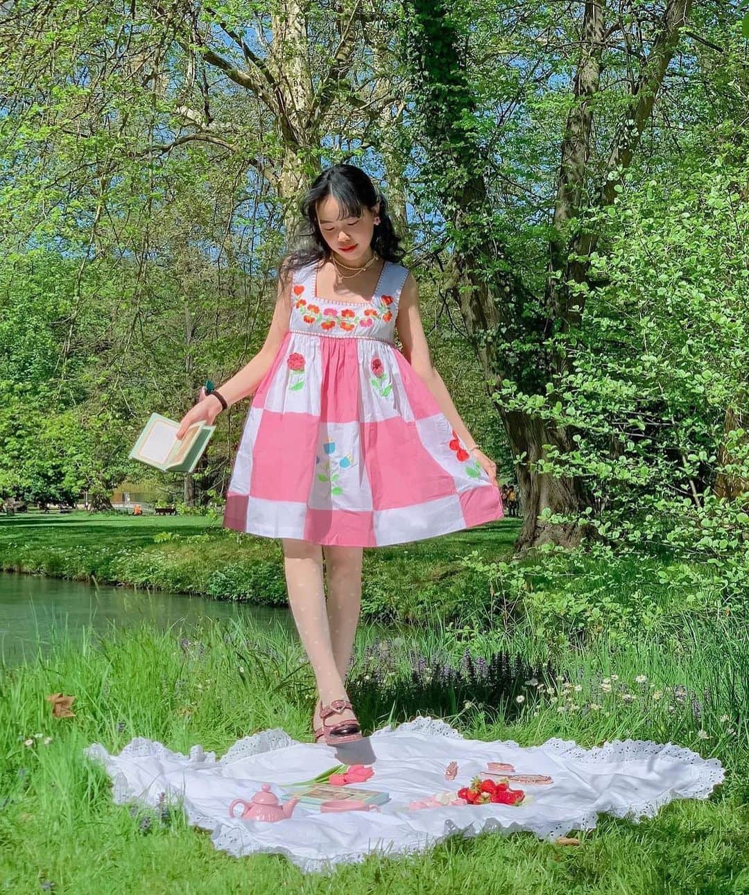 マヌーシュのインスタグラム：「Picnic in the sun… 🧺☀️💕 @camellia.dreamer wears our Pacha babydoll dress & pink babies shoes available in stores and online!」