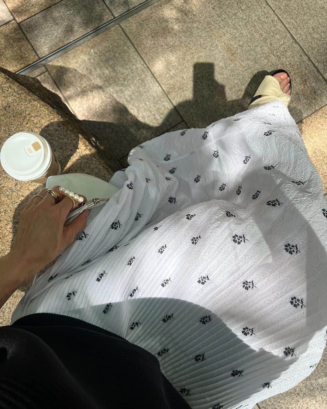 亀恭子のインスタグラム：「初夏。  いつも好きな白を より好きになる季節♡  summerday's… #fashion #ootd #kkstyle #tokyo #kamescloset #knit #cfcl #skirt #drawer #shoes #proenzaschouler #summer #june #打ち合わせと打ち合わせの合間 #時間微妙」