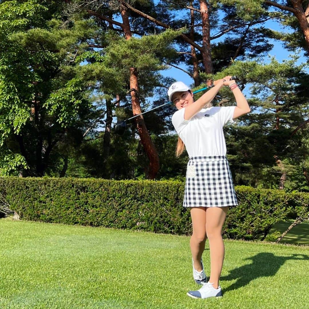 小林咲里奈のインスタグラム：「そして、今年からユーアールーエースポーツさんでポロシャツや、キャップをサポートして頂く事になりました！  私が着用してるモックネックタイプのウェアの素材は、暑い日のラウンド後、クラブハウスやレストランに入った時に、寒い！！ってなら無い最新素材です！  ぜひ、チェックしてみて下さい👕  今後試合で着用してるのを、載せていきたいと思います🫡  #URAGIFMC'S #ウラッグイフミックス #IFMC. #エーワンフィールド #ゴルフショップビーワン」