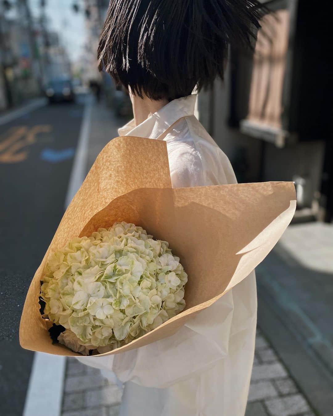 斎藤有沙さんのインスタグラム写真 - (斎藤有沙Instagram)「花束みたいに大きな紫陽花💐  すぐに元気がなくなってしまったので、ネットで調べた方法を試したら元気復活！  手間暇かかる分、愛着が湧きます🌿  一本あるだけで、どうしてこんなに優しい気持ちになるのかなぁ☺️  忙しくしている時こそ、植物の力に助けられる🌿 お花を飾る事が、1番簡単で今すぐにできるリラックス方法かも😌」6月7日 16時10分 - i_am_arinko