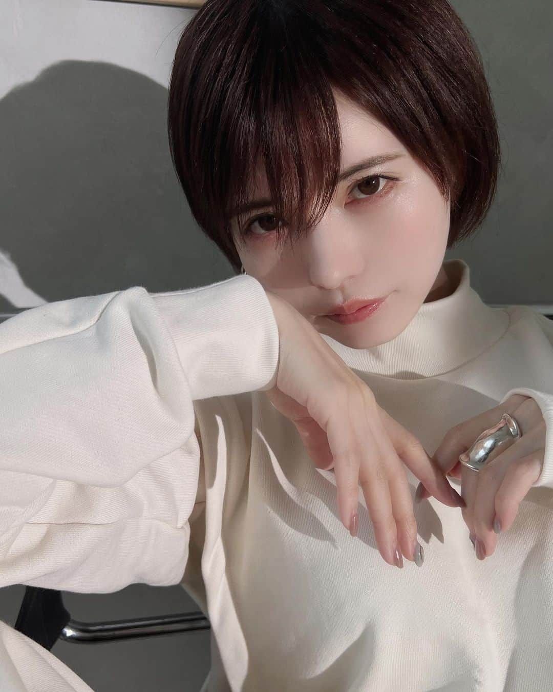 益若つばさのインスタグラム：「メンズメイク。ベースメイクとリップとラインちょこんとするだけ。 色ではなく印影をつけて、リップもナチュラルに。  Candydollのおうち用リップの#01のヌードグロウが男女問わず使える色に作ったの！ 程よく血色感出るようにするのが難しかった…。 @candydoll_official   今は完売しちゃったんだけど、人気だったからおうち用リップが店頭で発売できるかも、、！！なのでお待ちあれ。  コンタクトはナチュラルヌードにして裸眼風に。 @bambi_angelcolor   眉毛はしっかり目に描いたほうがメンズっぽくなる🖤  髪の毛の長さと色が違うだけで別人です。日常がコスプレです😂  楽しんでいこうね〜！」