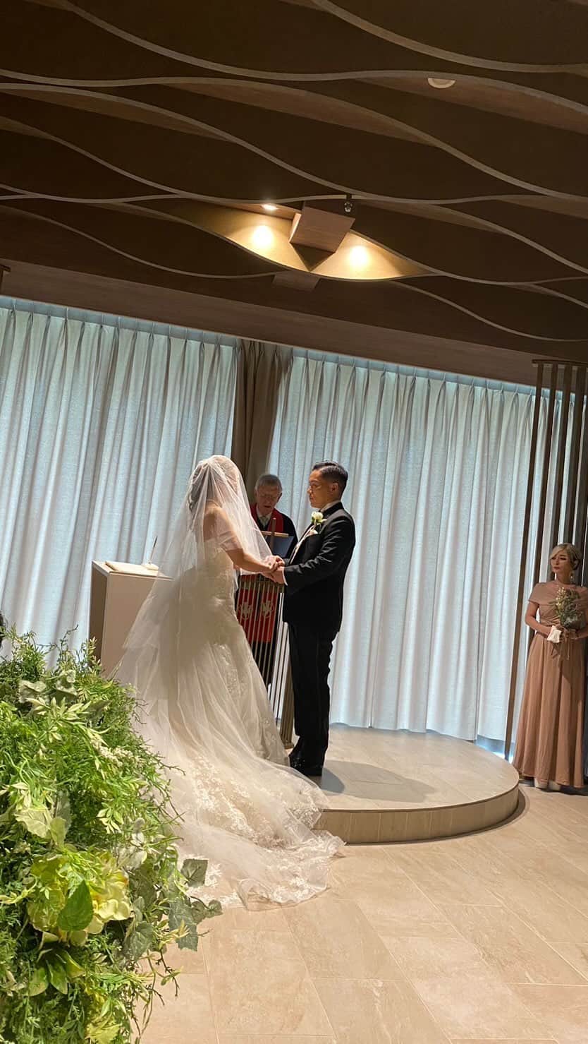 EMYのインスタグラム：「2023.6.3(sat)  @lucistokyowedding  私たちが育った街並みを眺めるチャペルにて、結婚式を挙げさせて頂きました⛪️  ご列席賜りました皆さま。そしてこの日を迎えるにあたり、今まで私たちを近くで見守り、応援し、支えて下さった全ての皆さまに心より感謝申し上げます。  たくさんの夢が叶ったしあわせな時でした。　  ずっと花嫁に憧れていました。好きなことばかりしてきた自分が叶えてもいい夢だと信じれらるまでには時間がかかりました。  結婚式は両親と待ち望んでいてくれた親類の方々の為にと思っていたけれど、振り返れば私にとり、こんな幸福なことはありませんでした。  両家の親族の方々、大切な方達が、私たちのために集まって下さることに、とても有り難い喜びを感じました。温かく笑顔でお祝いしてくださって、それぞれに思い出の全てが甦り、感謝では言い表せない気持ちになりました。  憧れていたブライズメイドは @kaoriaamor 💐 @kaorihiyama0325 💐 @godzilla0117 💐 @jhaydance 💐 大好きな4人に😊🙏💕 大変な役目を快く引き受けてくれて本当にありがとう。みんなの存在がずっと心強くて嬉しかった。  フラワーガールは大切な方のお子さんに💓💓💓💓 こんな可愛いものがあるのかと思うくらい可愛いかった。 特別なお祝いをしてくれてありがとう💒  父と歩くバージンロードは楽しく名残惜しく、母のベールダウンはとても嬉しくてしあわせでした。  出会いからここまでの9ヶ月。新郎の隆義さんには常にワガママを聞いてもらい、たくさんの夢を叶えてもらってきました。ドレスも一緒に選んでくれ、ブーケは特別にオーダーし用意してくれました。結婚式が終わってからは「今まで生きてきた中で、一番楽しくて嬉しくてしあわせな日だった」「巻き戻してもう一度味わいたい」と言ってくれました。  隆義さん。私に新しいしあわせを運んでくれて、お嫁さんにしてくれ、本当にありがとう😊🙏✨これからは2人で力を合わせて歩みを明るくしていこう☀️🌻  とても幸福な一日を頂き一生の宝物になりました。本当にありがとうございました。  この日大切に思う全ての方をご招待することは難しかったので、ここに頂いた動画とともに感謝として代えさせて頂きます。  今後ともみなさまどうぞよろしくお願い致します。  素晴らしい贈り物を頂いた披露宴の様子はまた後日に。」