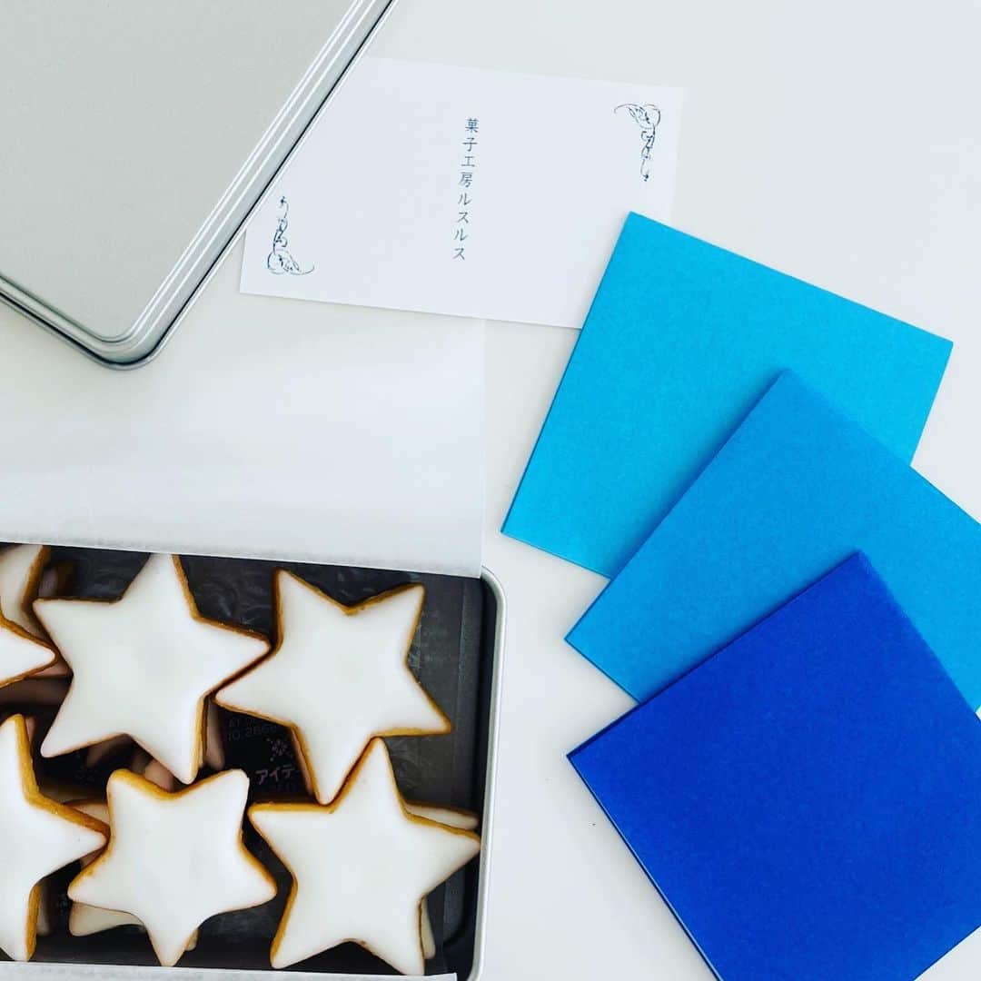 望月理恵さんのインスタグラム写真 - (望月理恵Instagram)「ルスルスの夜空缶  @rusurusu_   青い紙がついていて、 これに乗せると夜空の星に✨  クッキーはレモン風味で 優しい味です。  #クッキー好き #ルスルス #夜空缶 #星以外の焼き菓子も美味しいのですが、 星型が可愛くて ついつい買ってしまいます☺️ #鳥のかたちのクッキー  も可愛いです。」6月7日 16時21分 - mochiee28