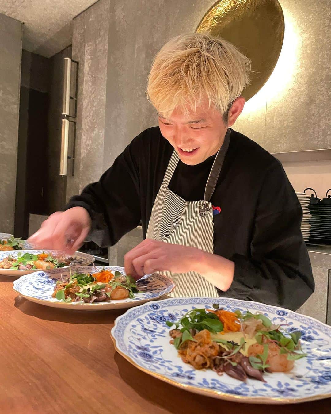 小川薫さんのインスタグラム写真 - (小川薫Instagram)「【韓式料理】 . 5月の「SAN」はいつも以上に 満足度の高い料理でした✨ 私も頭を柔らかくしないと といつも刺激をもらっています。 ソウルに行くよりおしゃれ。 お皿に表現されるすべてがメッセージ。 . #SAN #韓式料理san  #韓国料理　#韓式料理　#韓式料理大阪　#韓国料理大阪　#モダンコリアンキュイジーヌ  #小川薫 #料理研究家　#テーブルコーディネーター #salondeclover #サロンドクローバー　#大阪料理教室」6月7日 16時22分 - salondeclover